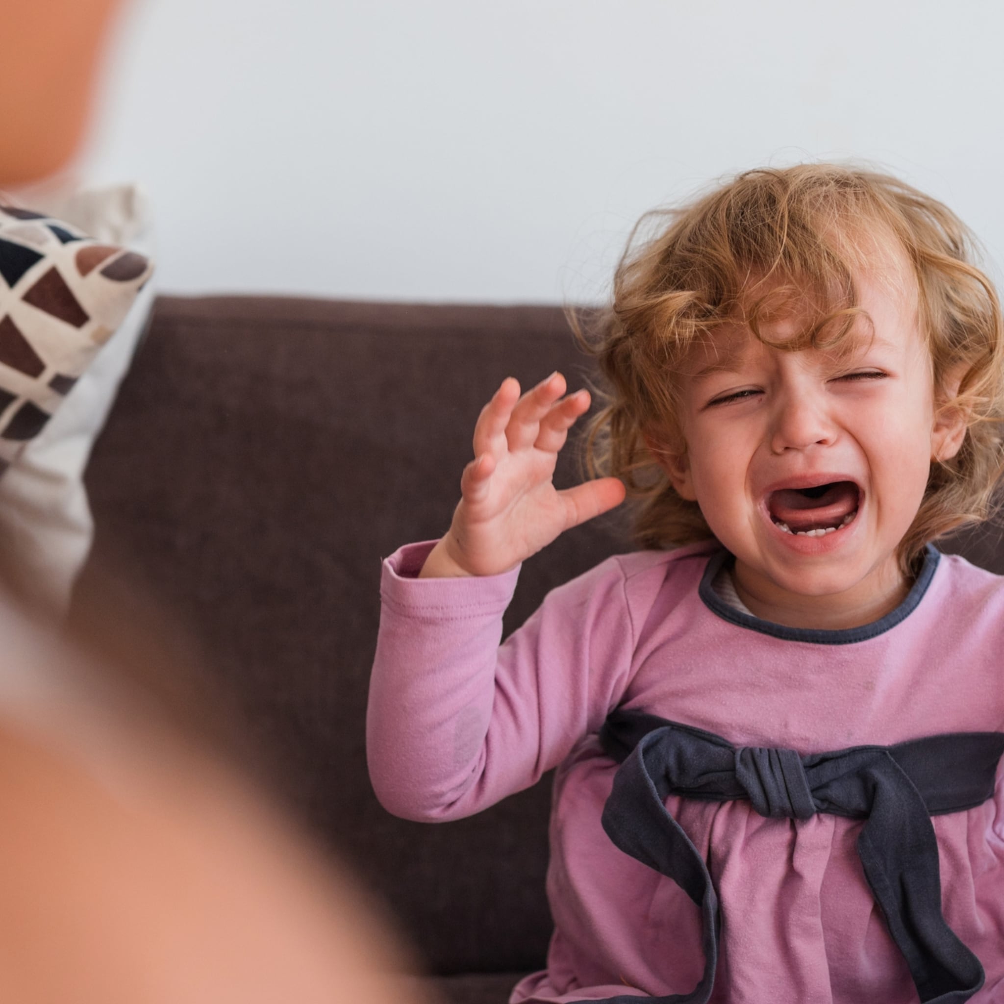 ouders delen grappige huilpartijen kind