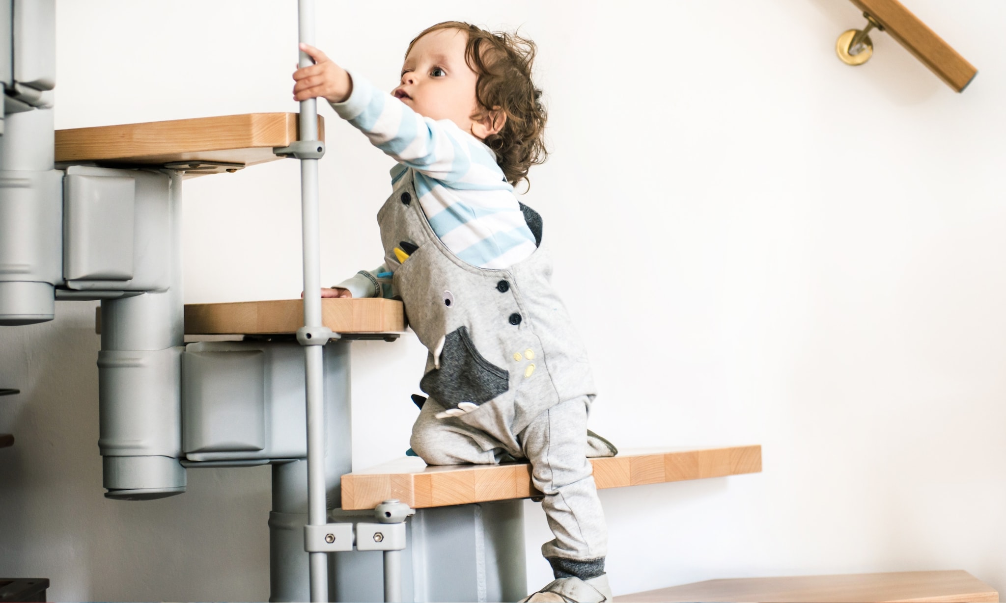 kind klimt op open trap, dit zijn de mogelijkheden voor een traphekje onderaan open trap Getty Images