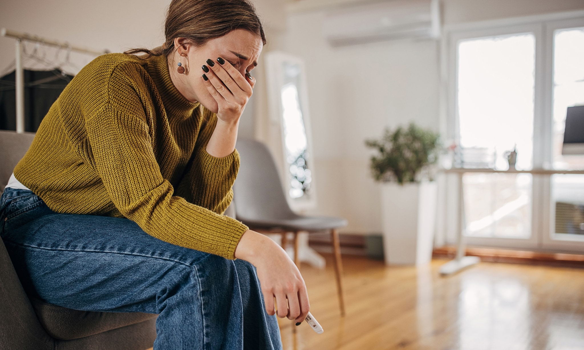 Vrouw treurt om negatieve zwangerschapstest, dit is niet Cerissa. Getty Images