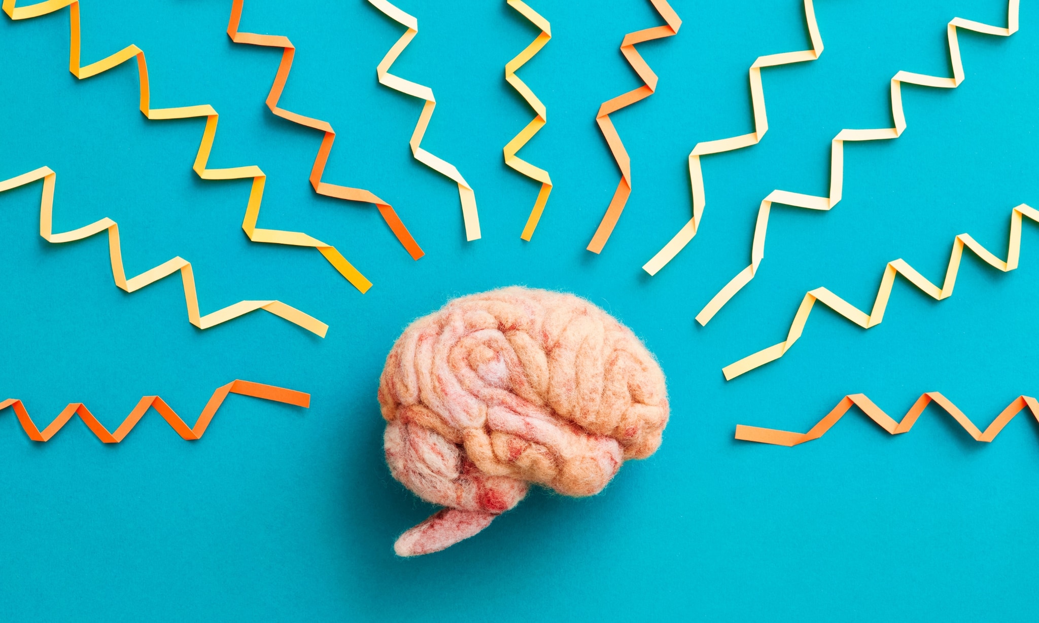 Brein van wol met confetti, bij artikel over mental load. Getty Images