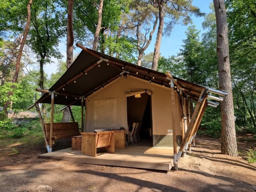 Deze glampingtenten vind je in Drenthe op camping het Horstmannsbos, bij natuurgebied Het Drouwenerzand. Glampings.com