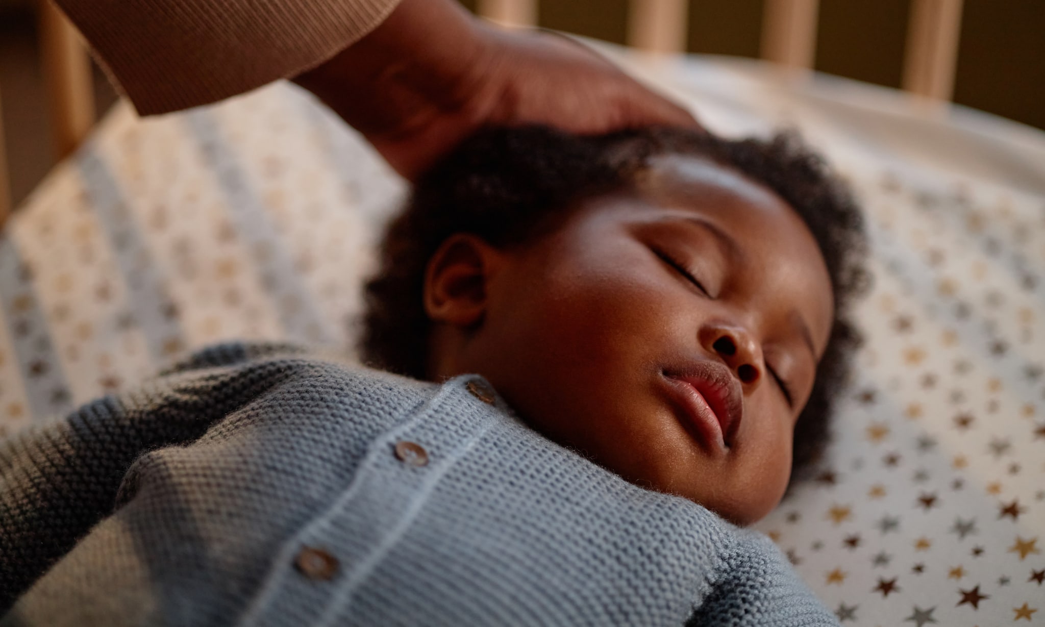 Twijfel je of je baby het ’s nachts koud heeft Let op deze signalen Getty Images
