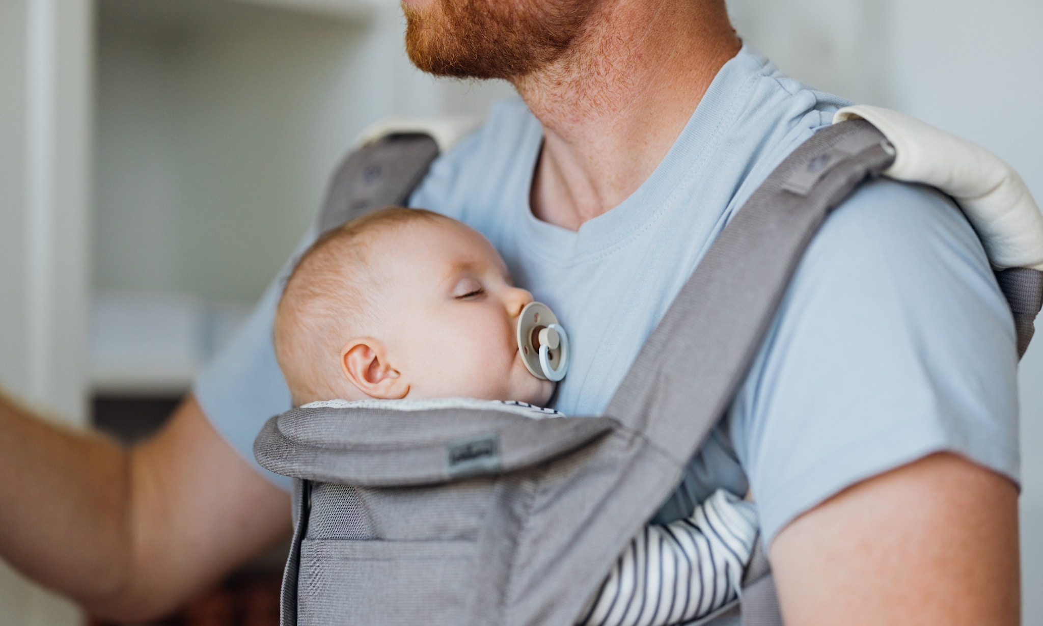 Met je baby in een draagzak op de fiets dit zegt een expert Getty Images