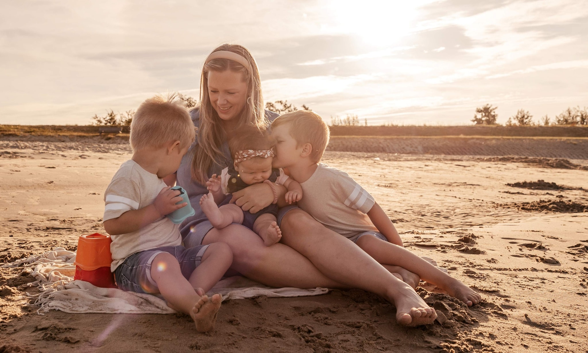 Martine met kinderen op het strand, bij rubriek Had ik maar. privé