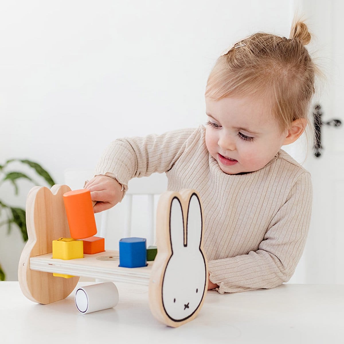 meisje speelt met houten hamerbank van nijntje - bambolino toys Bambolino