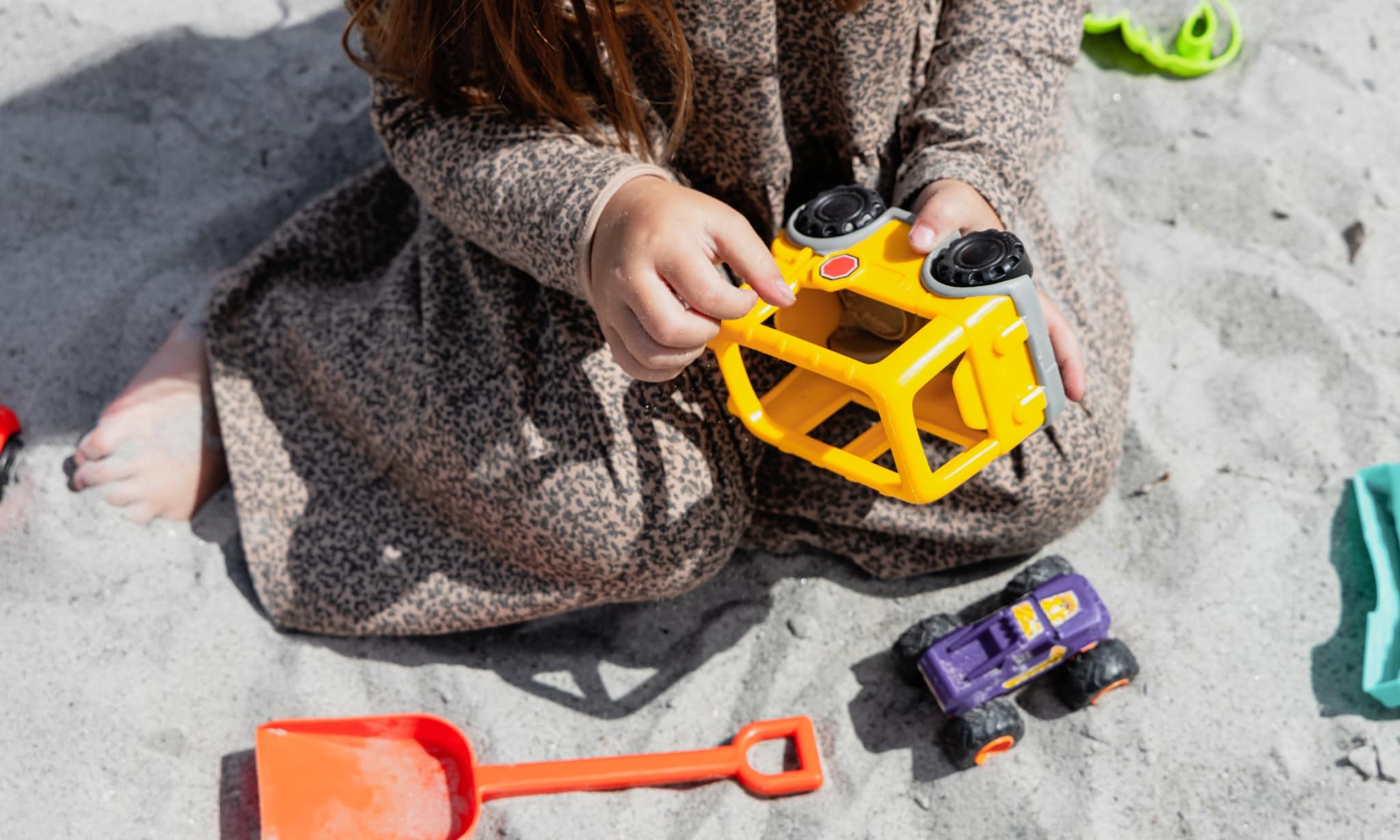 meisje speelt in zandbak met het leukste buitenspeelgoed per leeftijd, voor 1 jaar, 2 jaar, 3 jaar, 4 jaar Getty Images