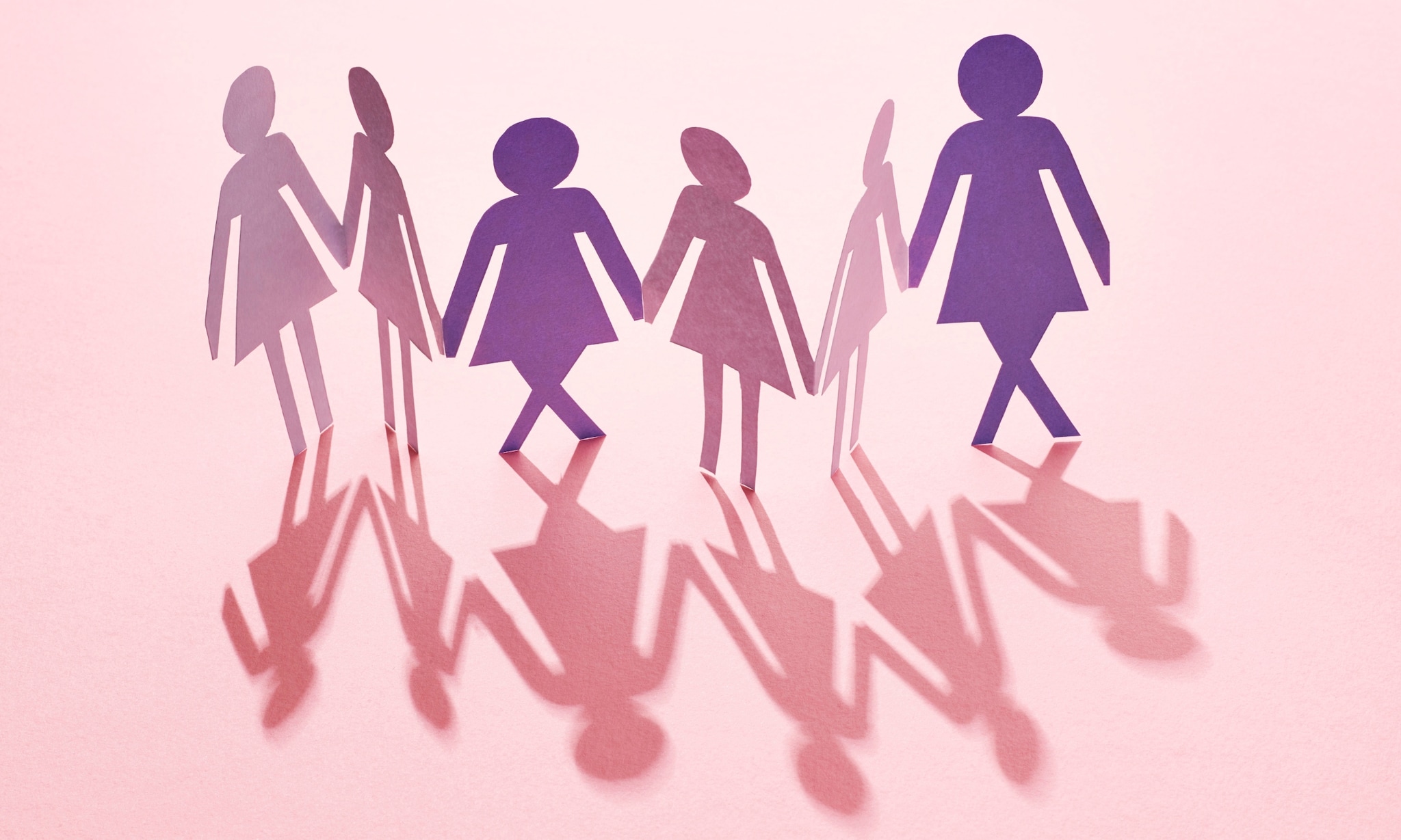 Papieren figuren met gekruiste benen bij artikel over urineverlies na de zwangerschap. Getty Images