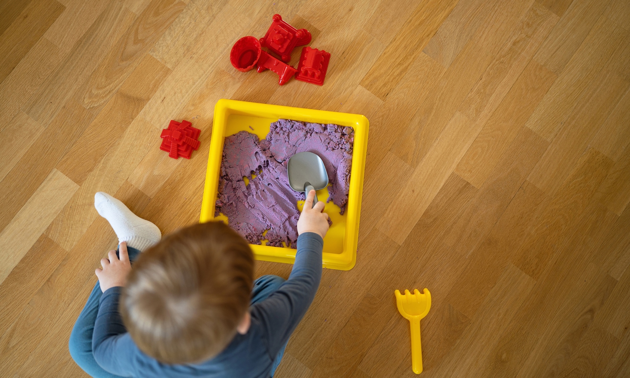 Kind speelt met plakzand, onderzoek van het AD heeft aangetoond dat er soms asbest in zit. Getty Images