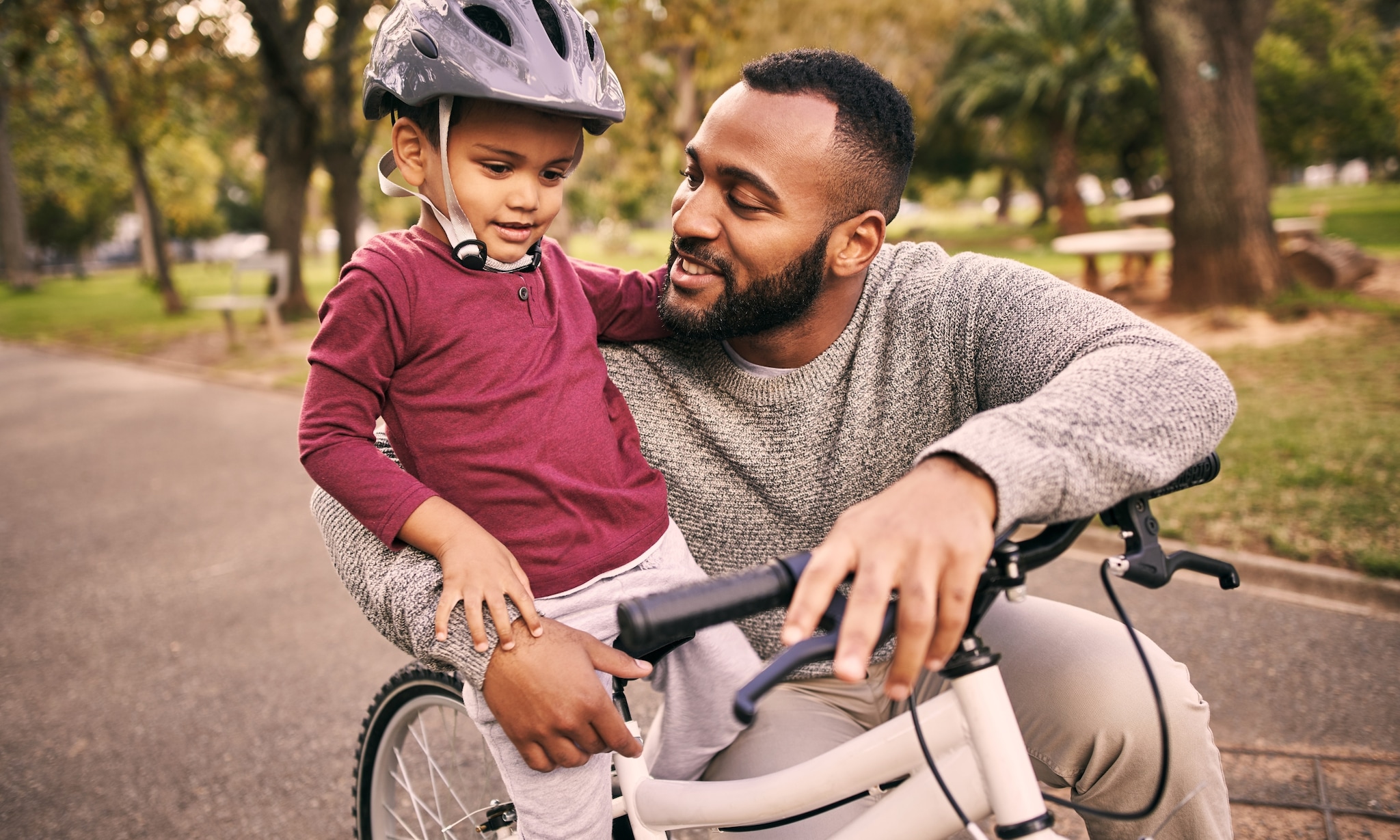 vader leert kind om te fietsen, ouders van nu deelt een handige checklist waar je op moet letten bij het kopen van een kinderfiets Getty Images