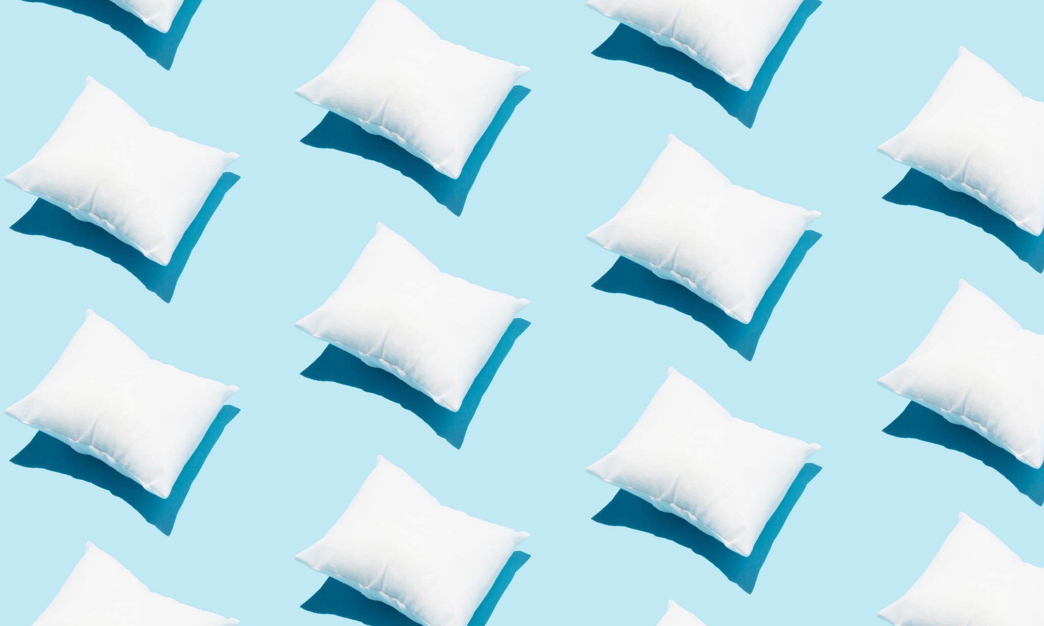 Witte hoofdkussens op blauwe achtergrond. Getty Images