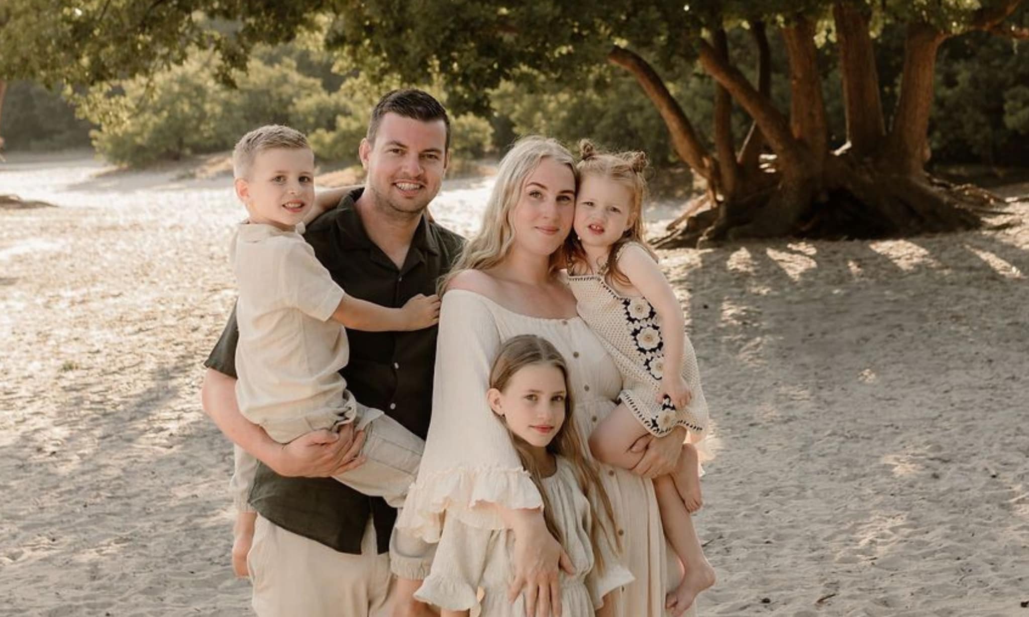 Shirley werd op haar 19e onverwacht zwanger: ‘Nu zijn we tien jaar verder en hebben we drie kinderen’