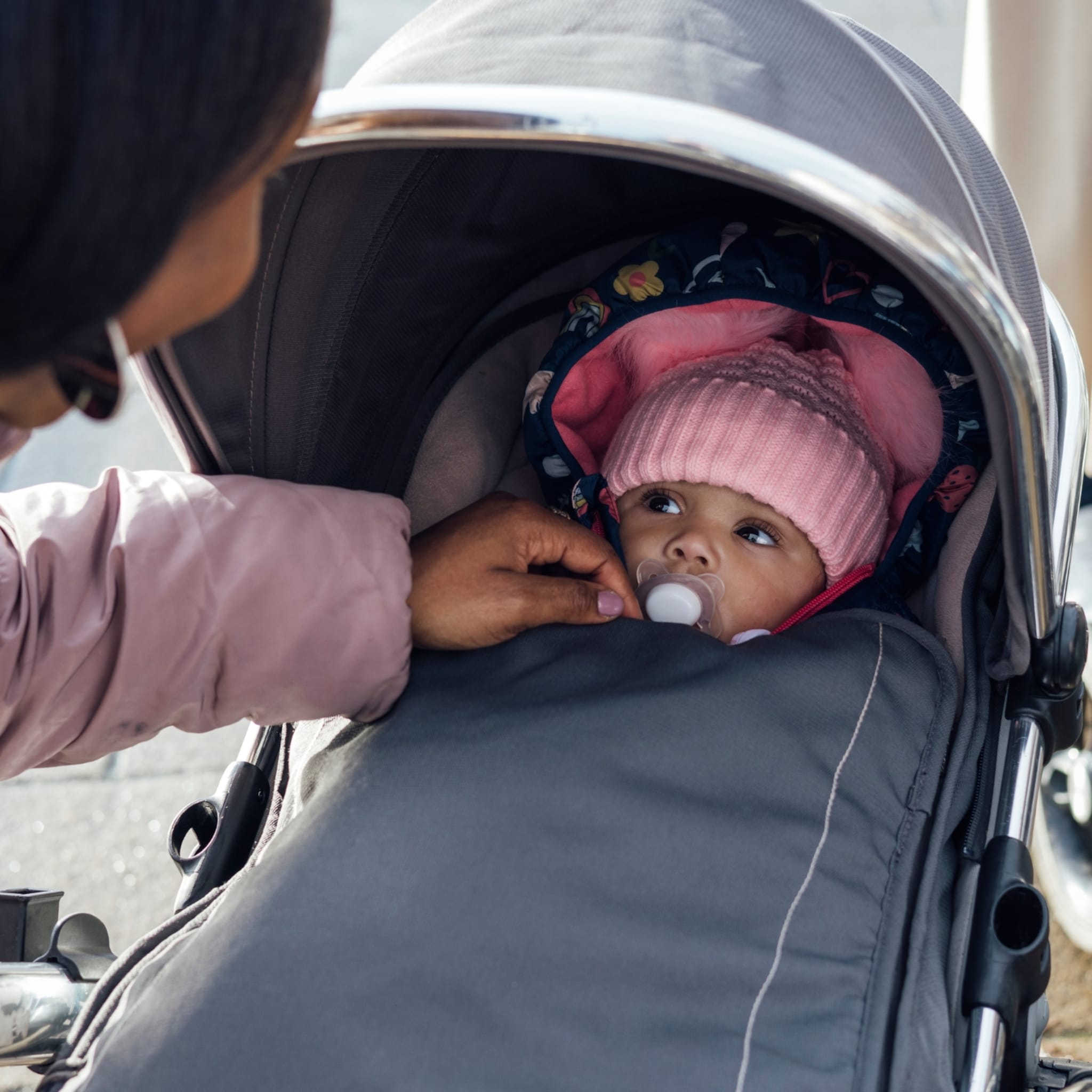 baby aanraken vreemde baby button