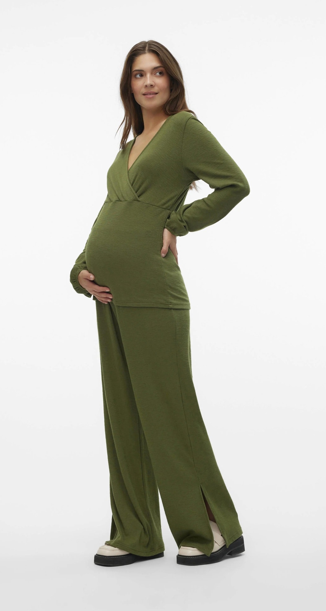 vrouw draagt wide leg zwangerschapspantalon van mamalicious in kleur groen Mamalicious