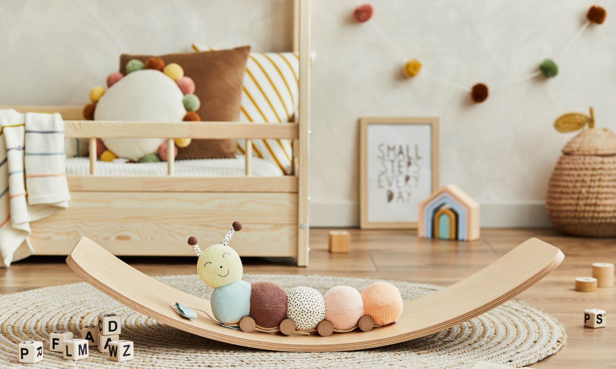 vrolijke kinderkamer met peuterbed, als knusse tussenstap van ledikant naar groot bed Getty Images