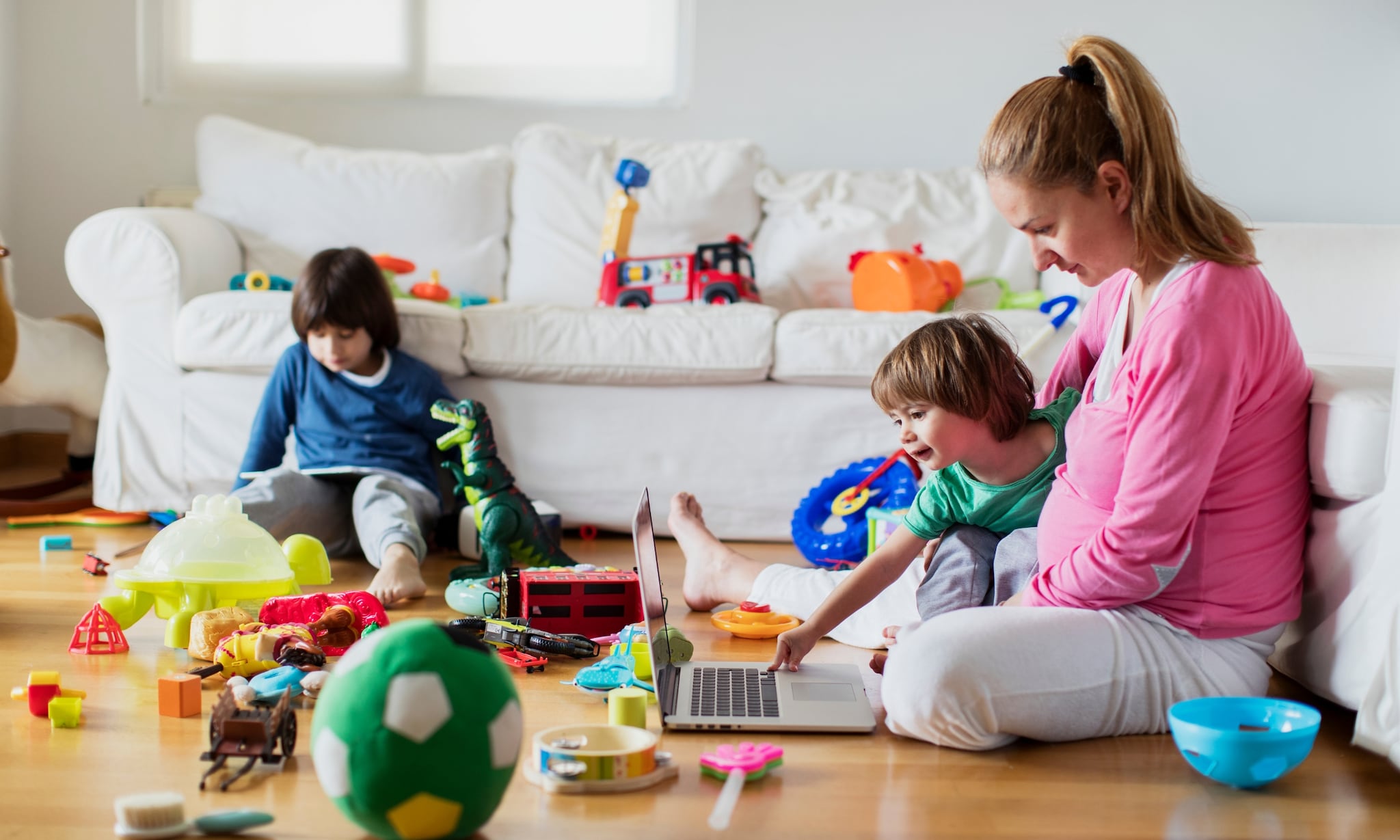 Moeder samet kinderen spelen in woonkamer