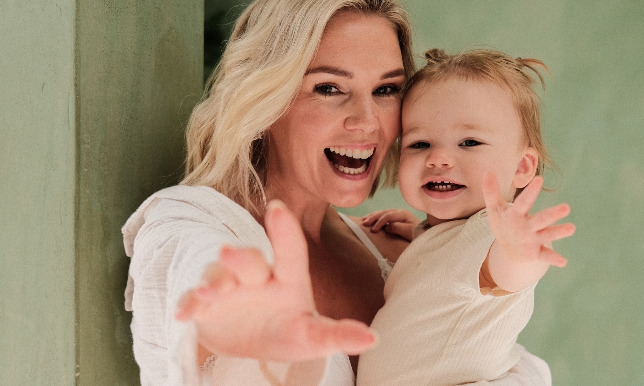 Influencer Carmen van Weersel met haar dochter, ze vertelt over haar favoriete baby- en peuterproducten foto: Ame Agency