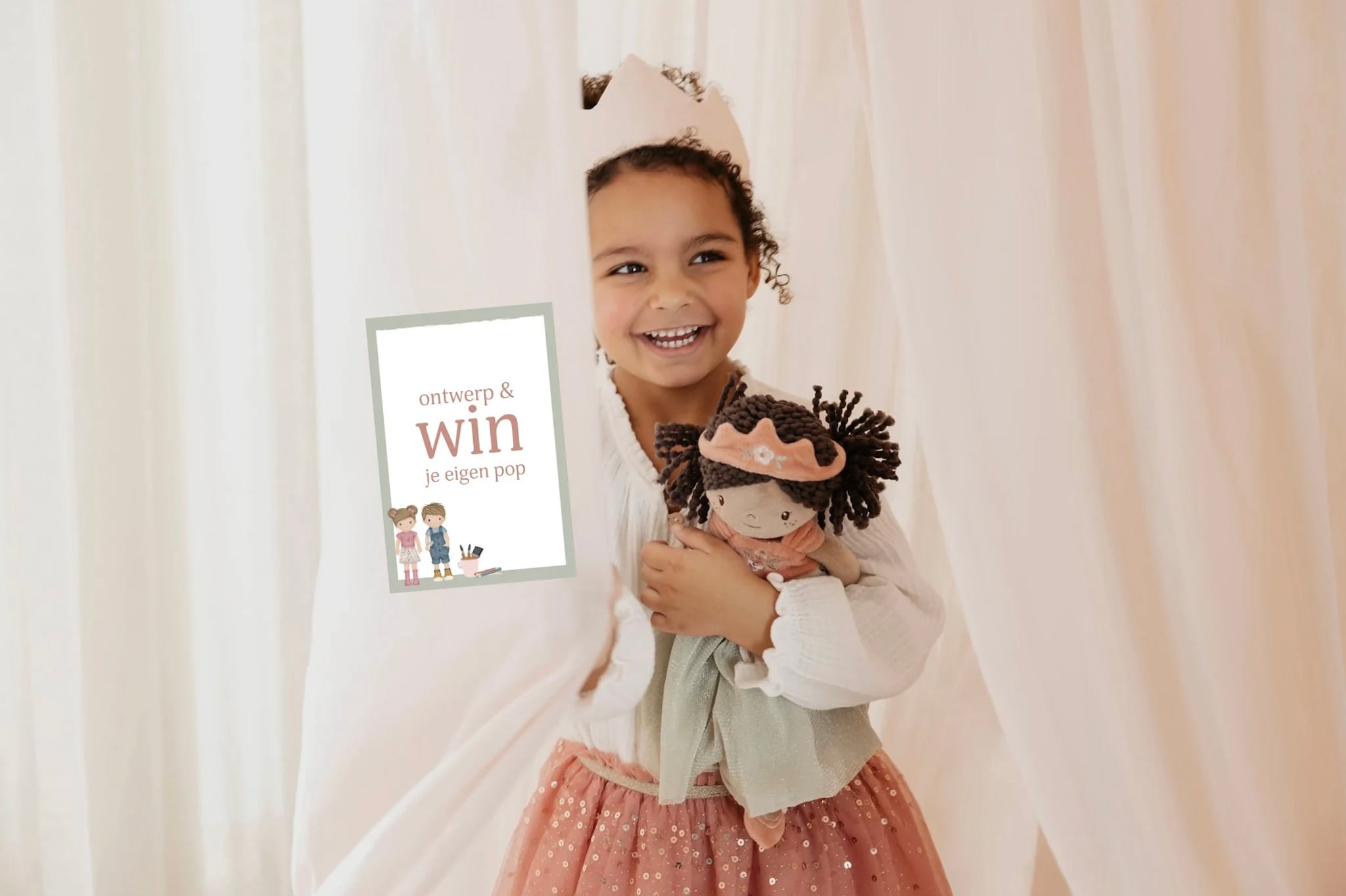 meisje houdt pop van little dutch vast die ze zelf ontworpen heeft  Little Dutch