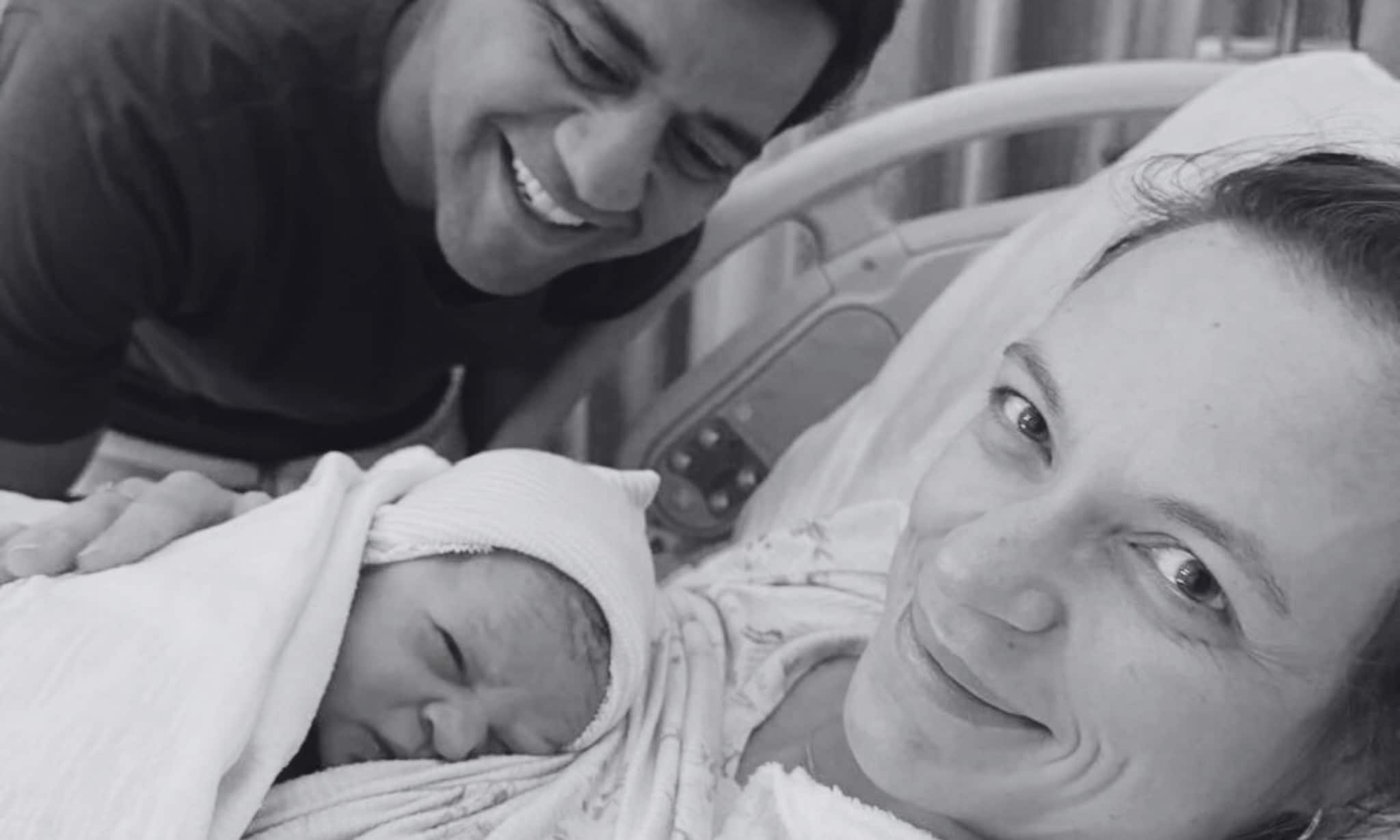 Rebecca’s bevallingsverhaal: ‘Mijn man had een jetlag, dus hij ging in het ziekenhuisbed liggen’  Privé