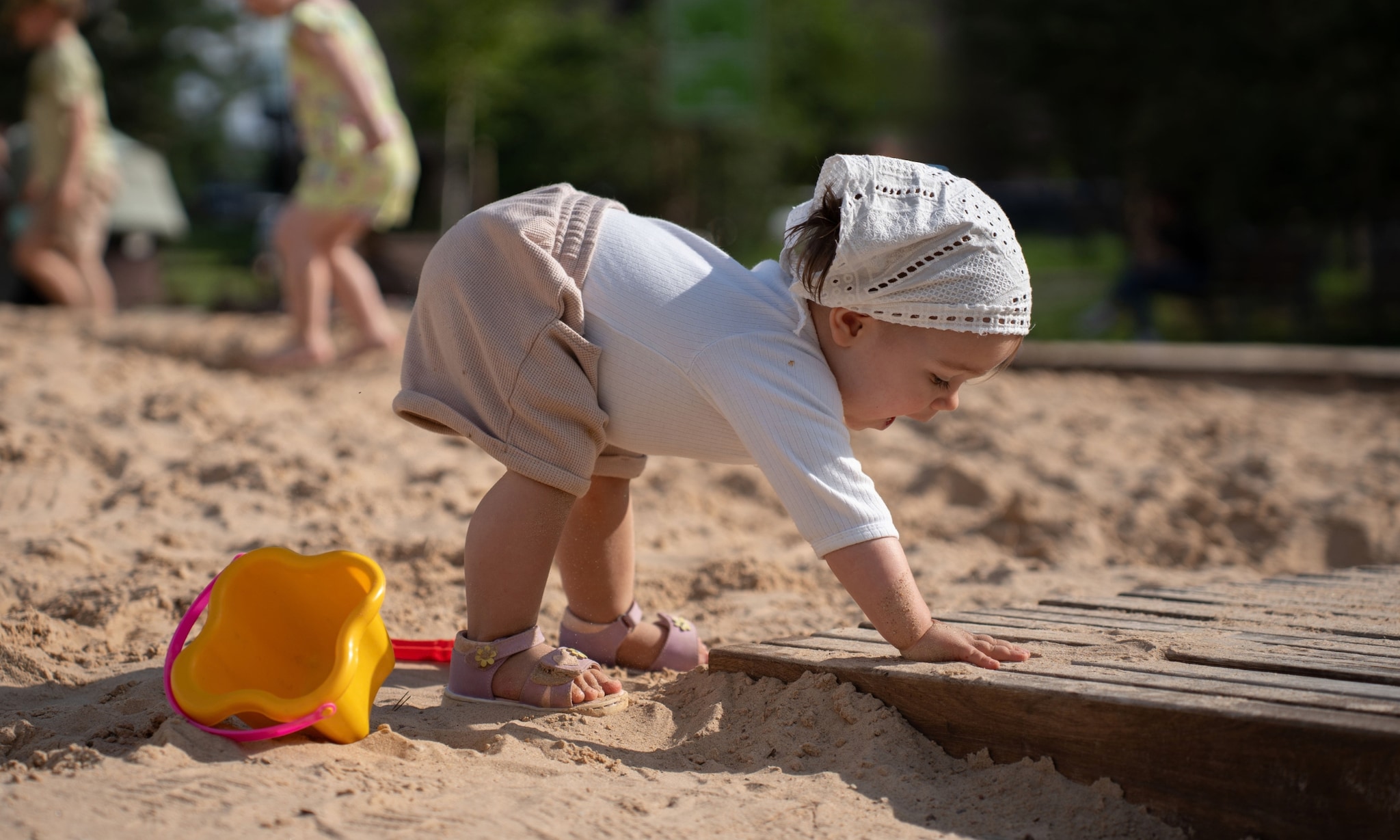 kind speelt buiten en draagt sandalen met flexibele loopzool, goed alternatief voor teenslippers Adobe Stock