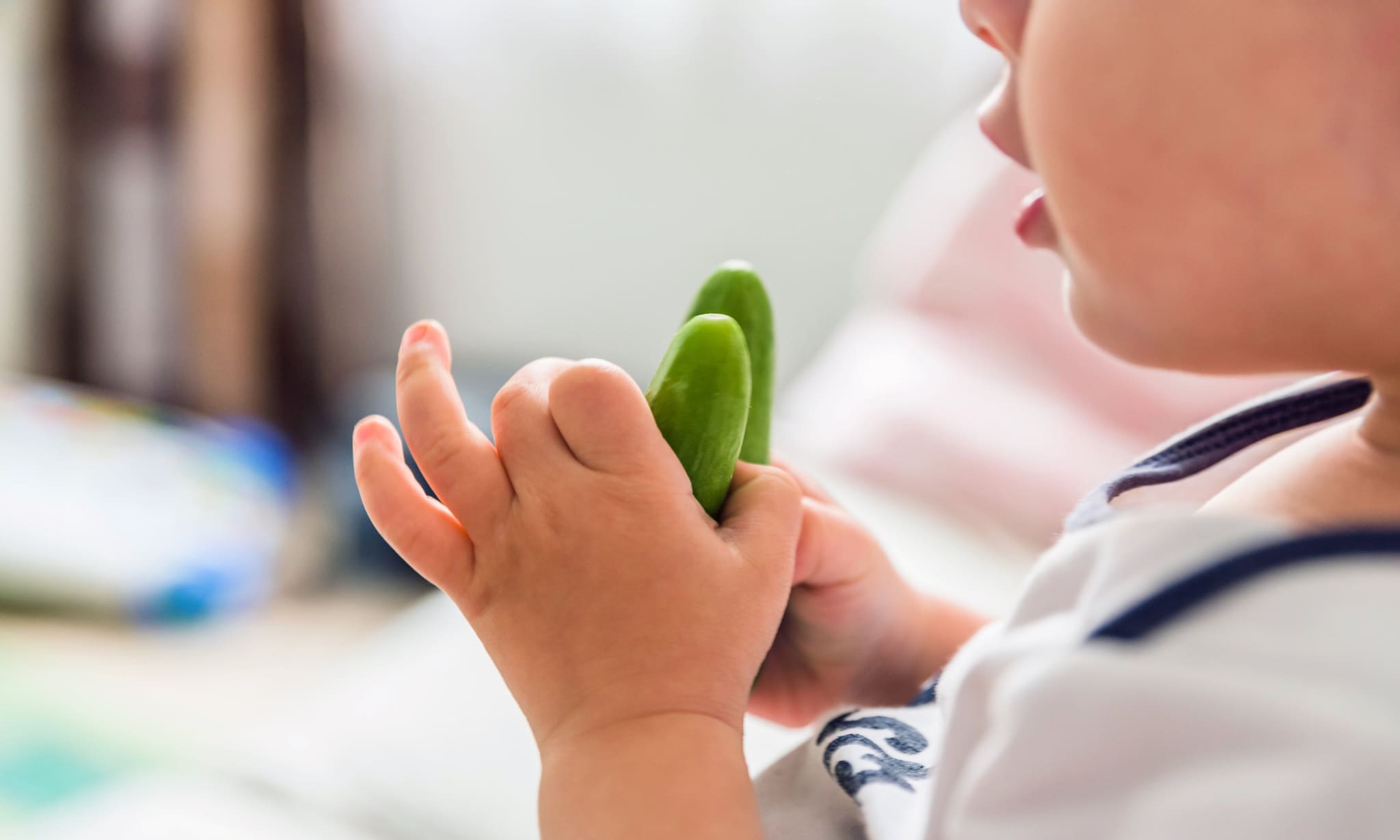 Peuter met komkommer