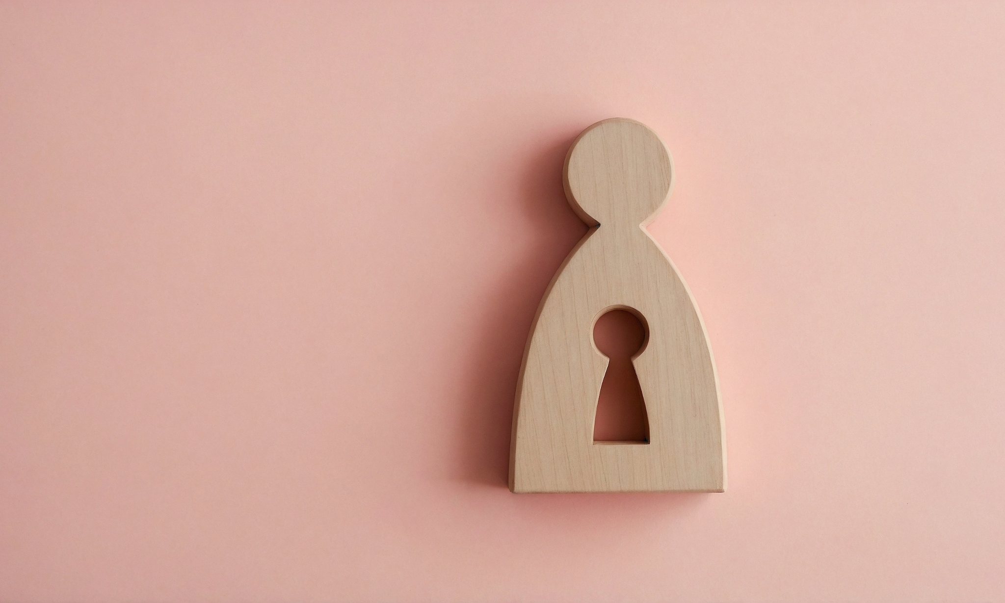 Houten figuur met leegte, symbool voor miskraam.