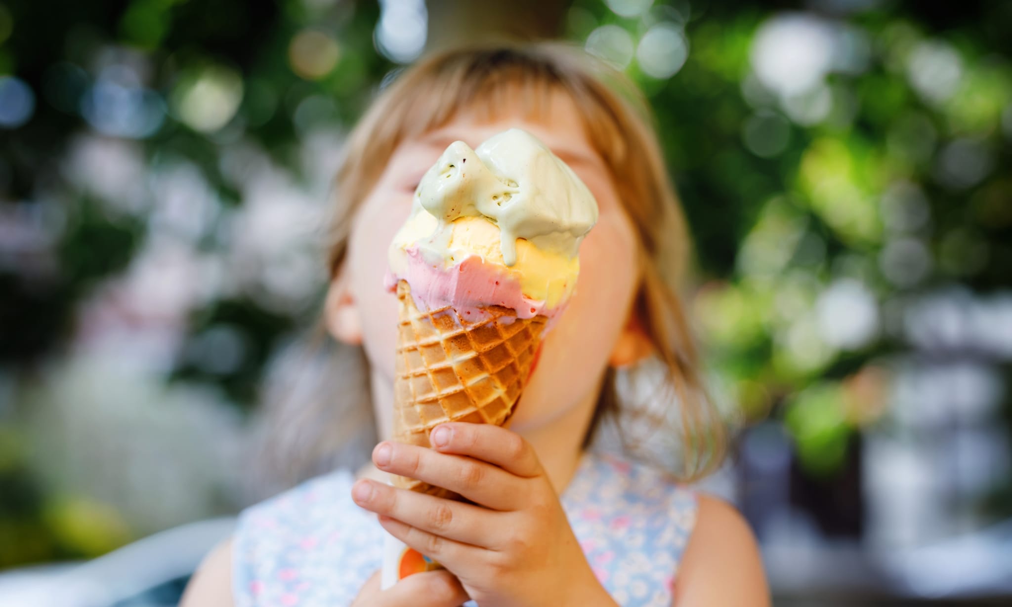 Kind eet een groot ijsje, bij artikel over pleasen en fawning.