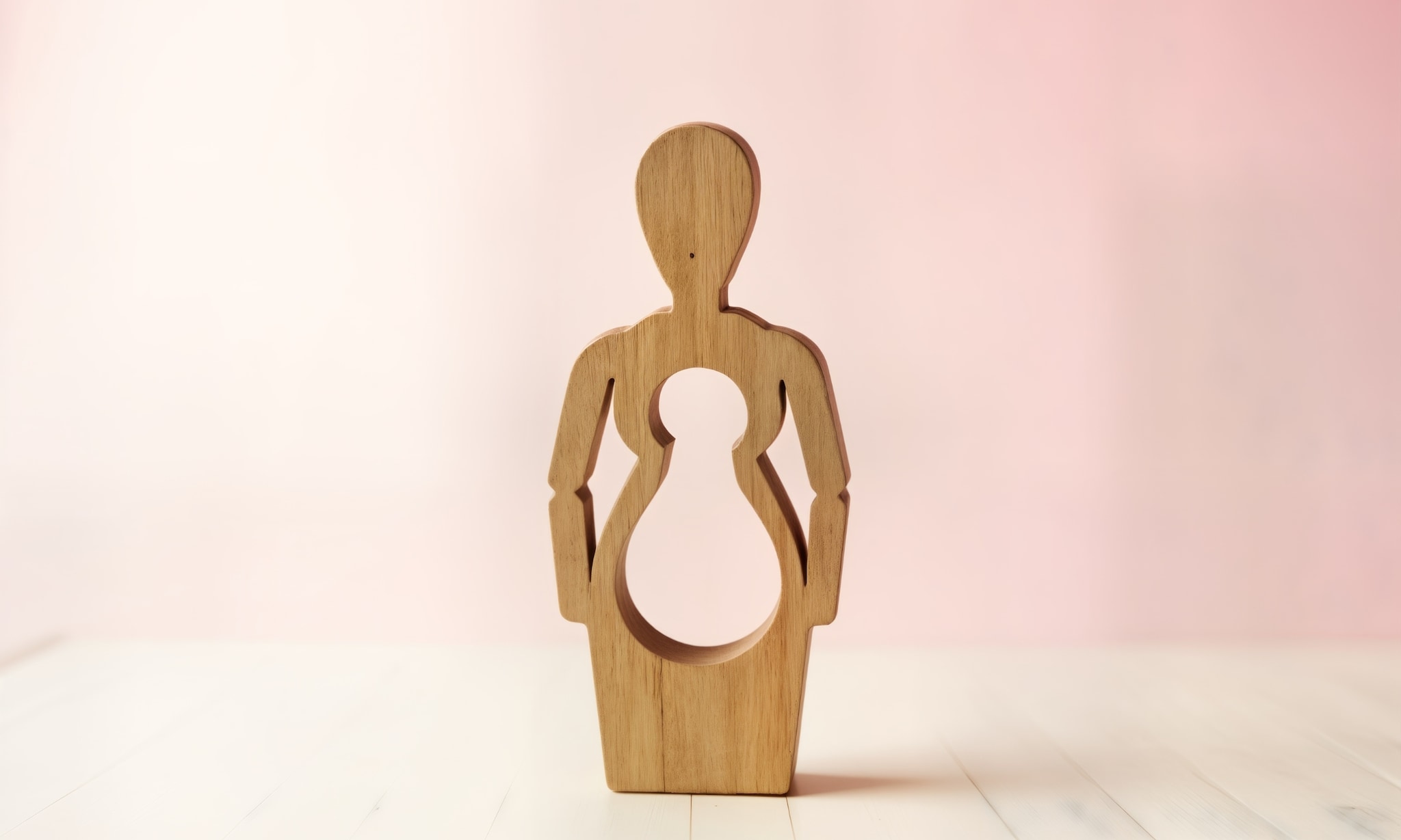 Houten figuur met lege buik, symbool van miskraam.