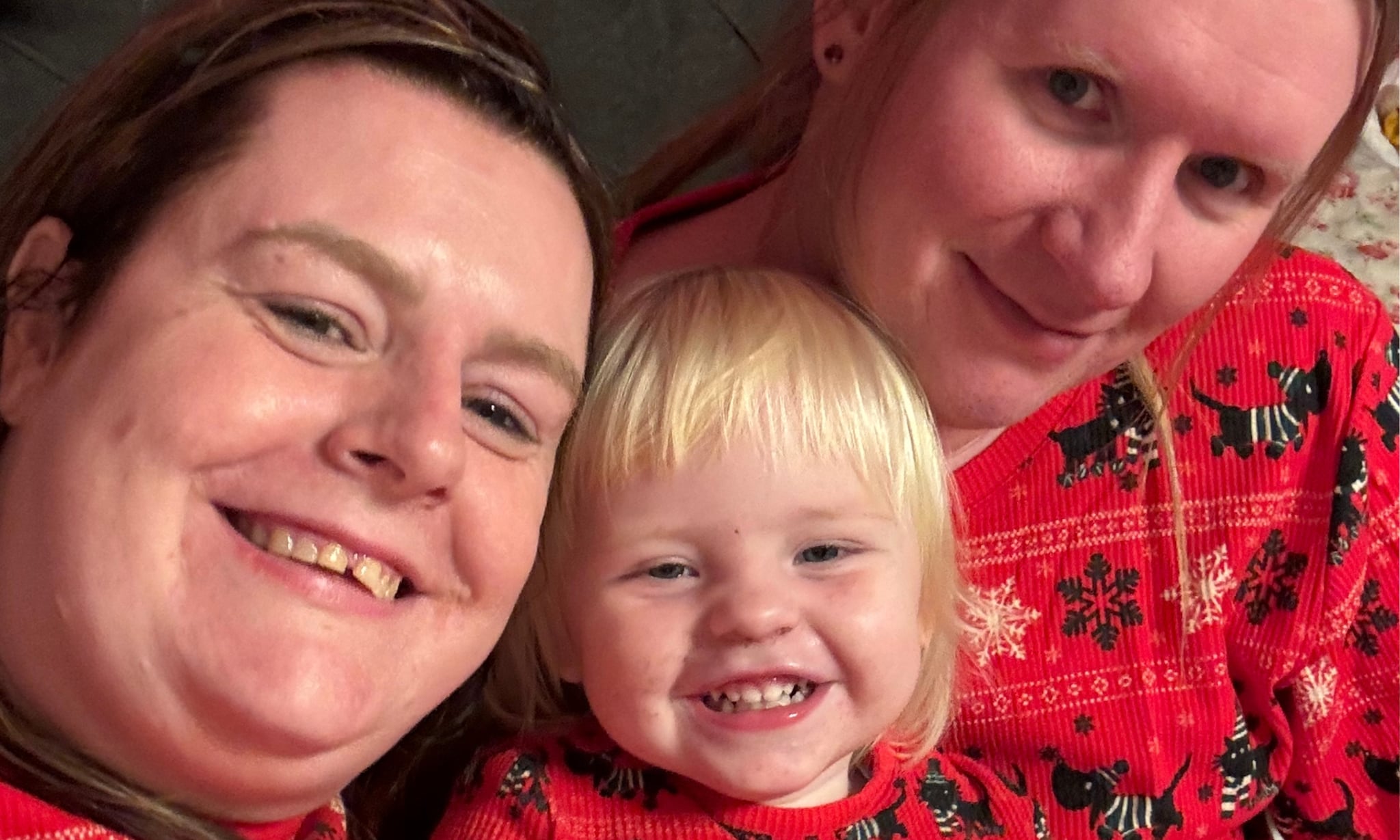 Yvonne (links) samen met haar partner Josephine en dochtertje Loïnde.