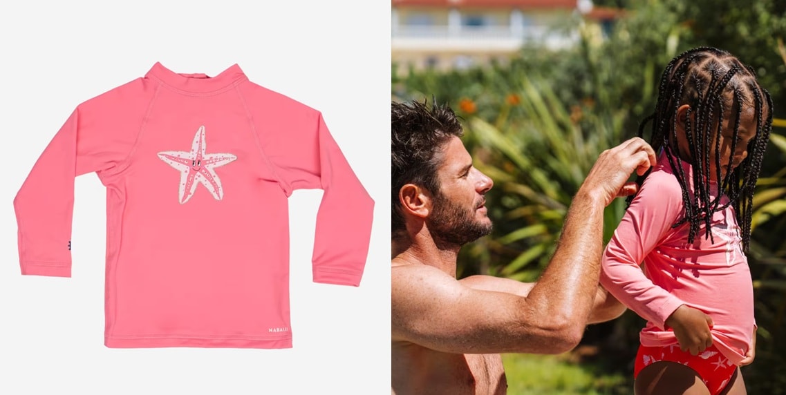 vader helpt kind met het aantrekken van uv-zwemshirt van decathlon Decathlon