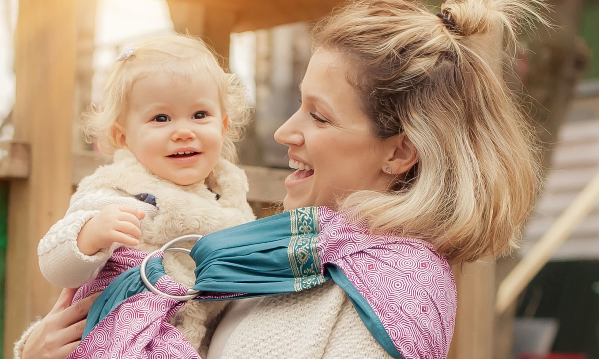 moeder draagt kind in ringsling, zo gebruik je deze draagdoek