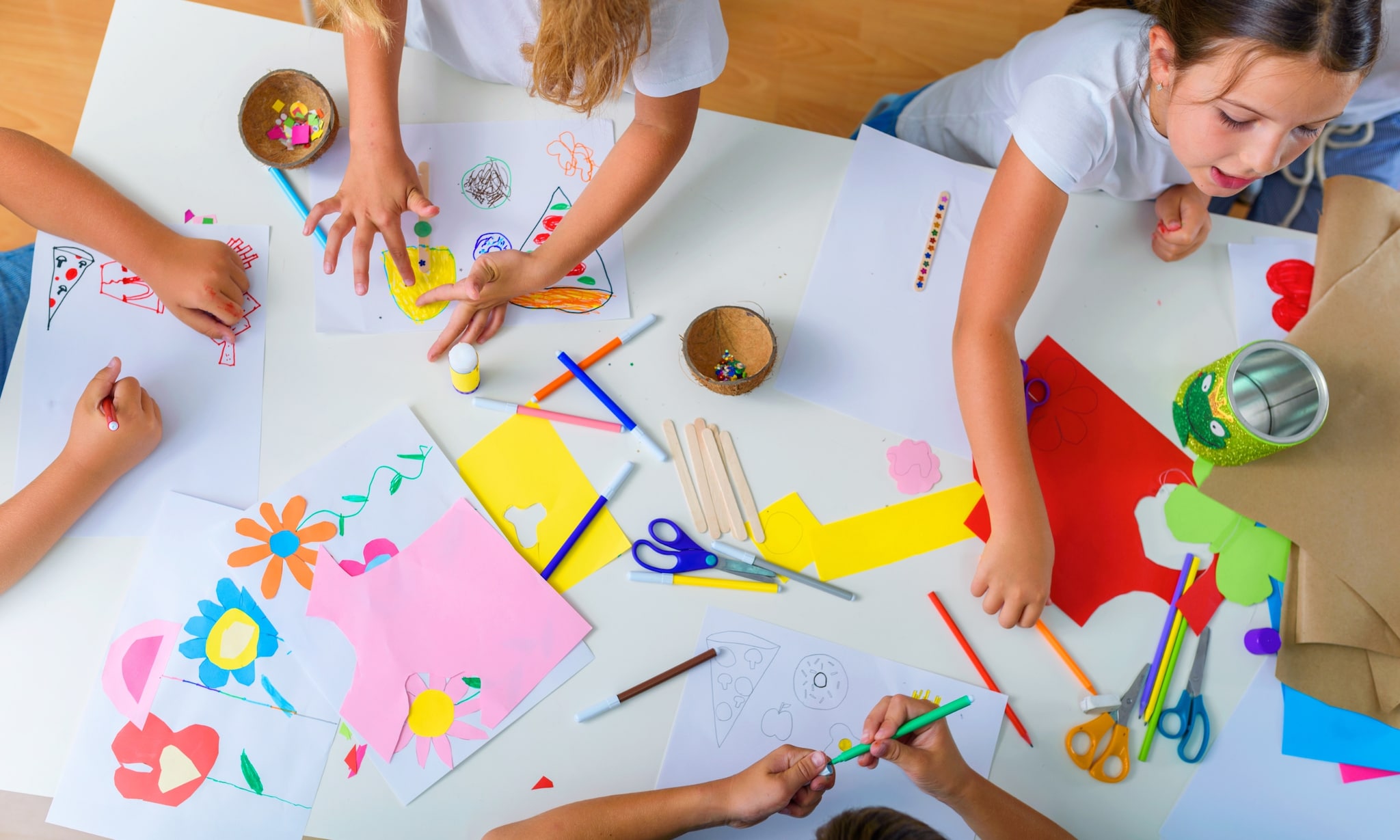 Kinderen knutselen in de klas, bij artikel over populariteit vrije school.