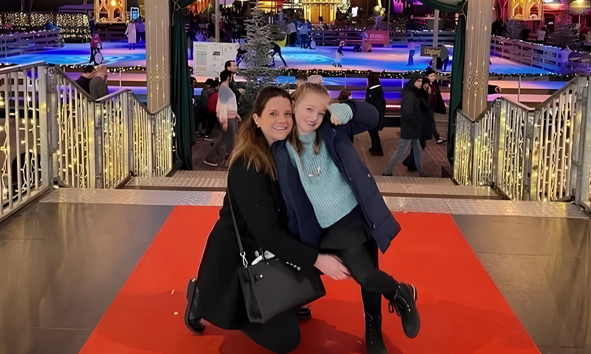 Sandra en haar dochter Ivy, bij entree van een ijsbaan.