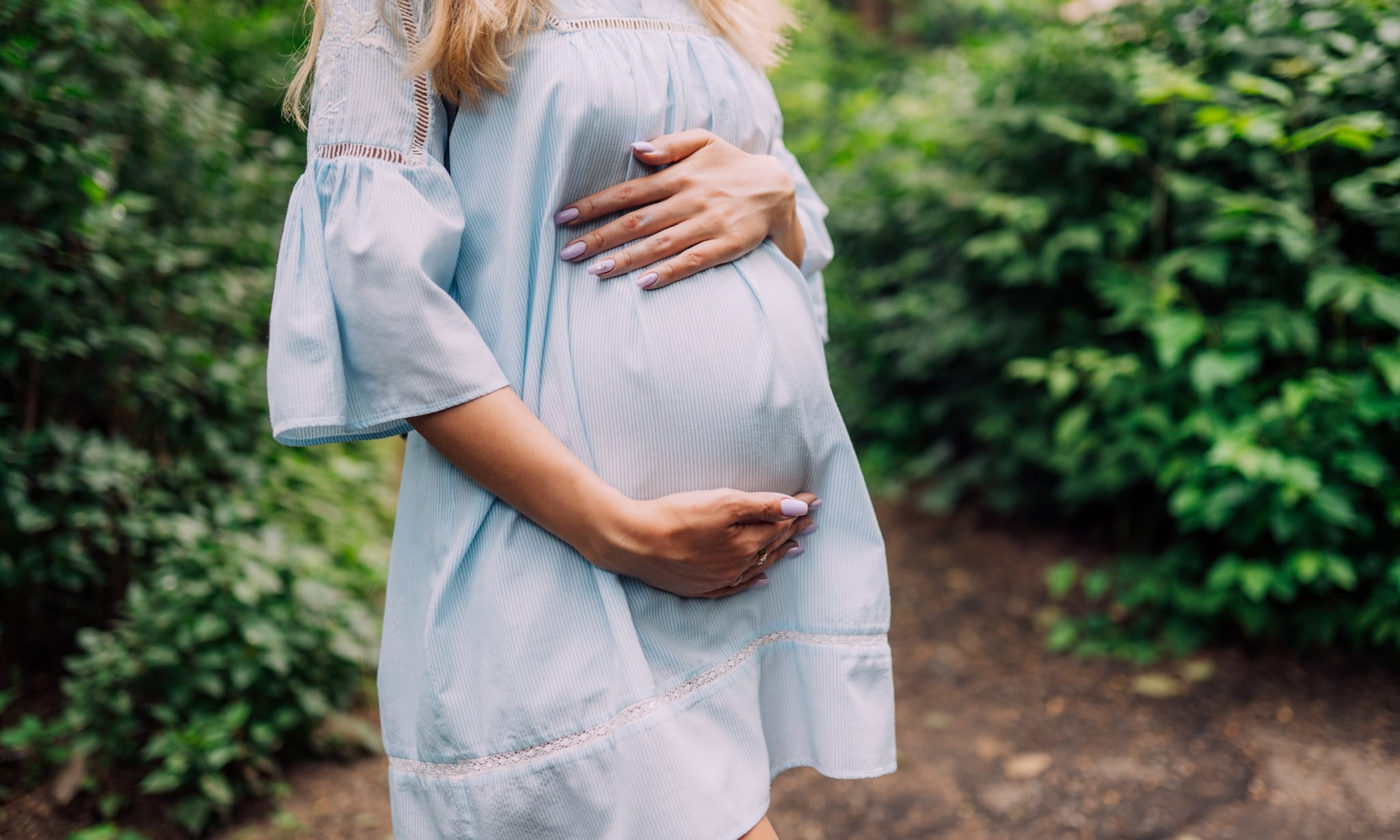 vrouw draagt zwangerschapsjurk die perfect is voor een feestje, ouders van nu tipt de mooiste jurken