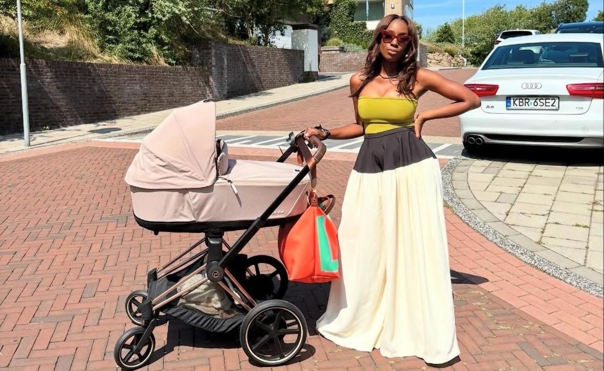 Ashlee Janelle Wadie met Cybex kinderwagen privébeeld