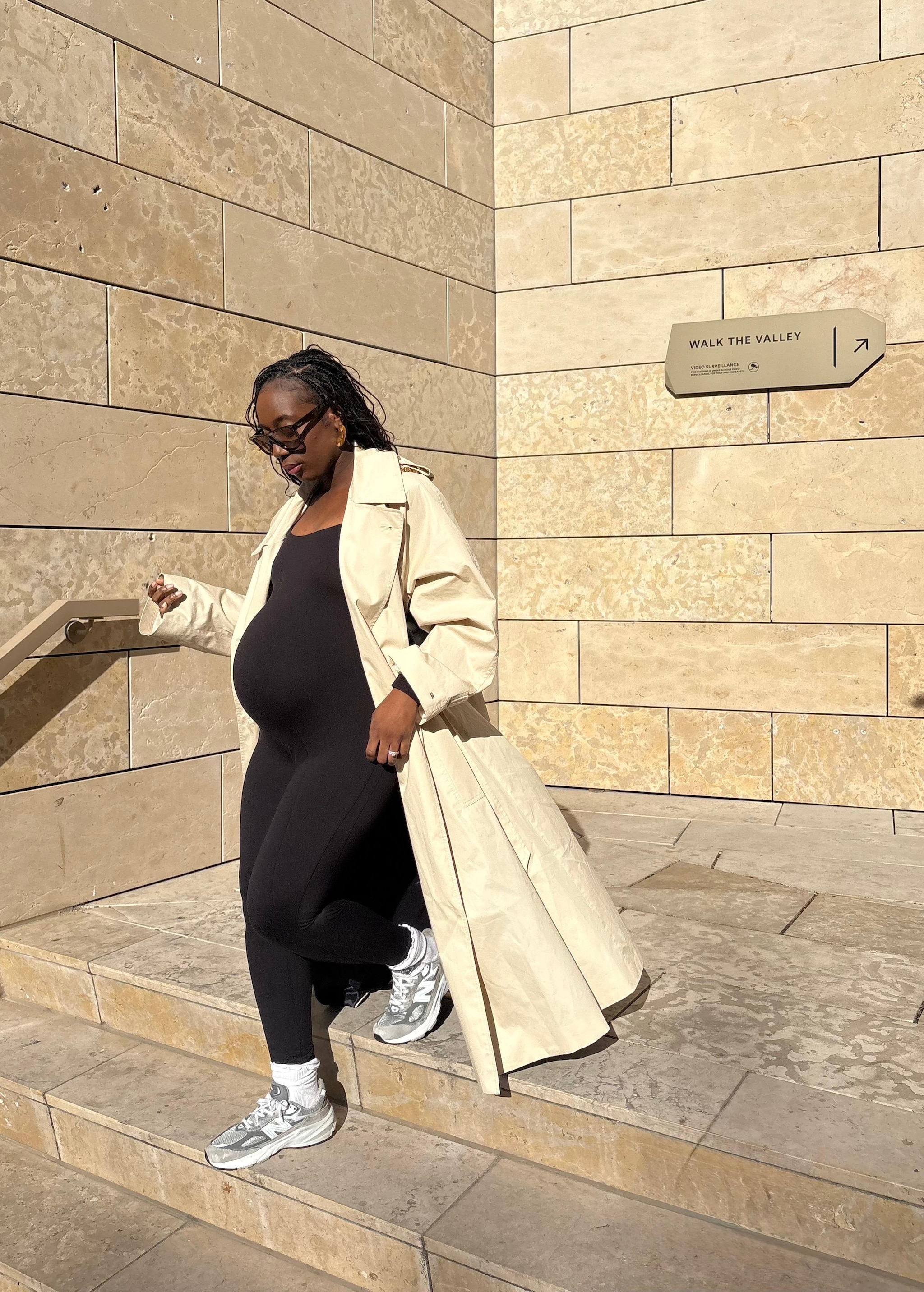 Ashlee Janelle Wadie draagt zwangerschapsjumpsuit van Bumpsuit privébeeld