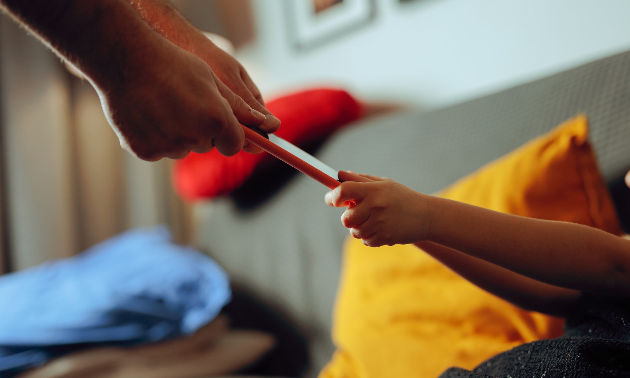 Ouders moeten bewuster omgaan met schermtijd om de verbinding met hun kind niet te verliezen.