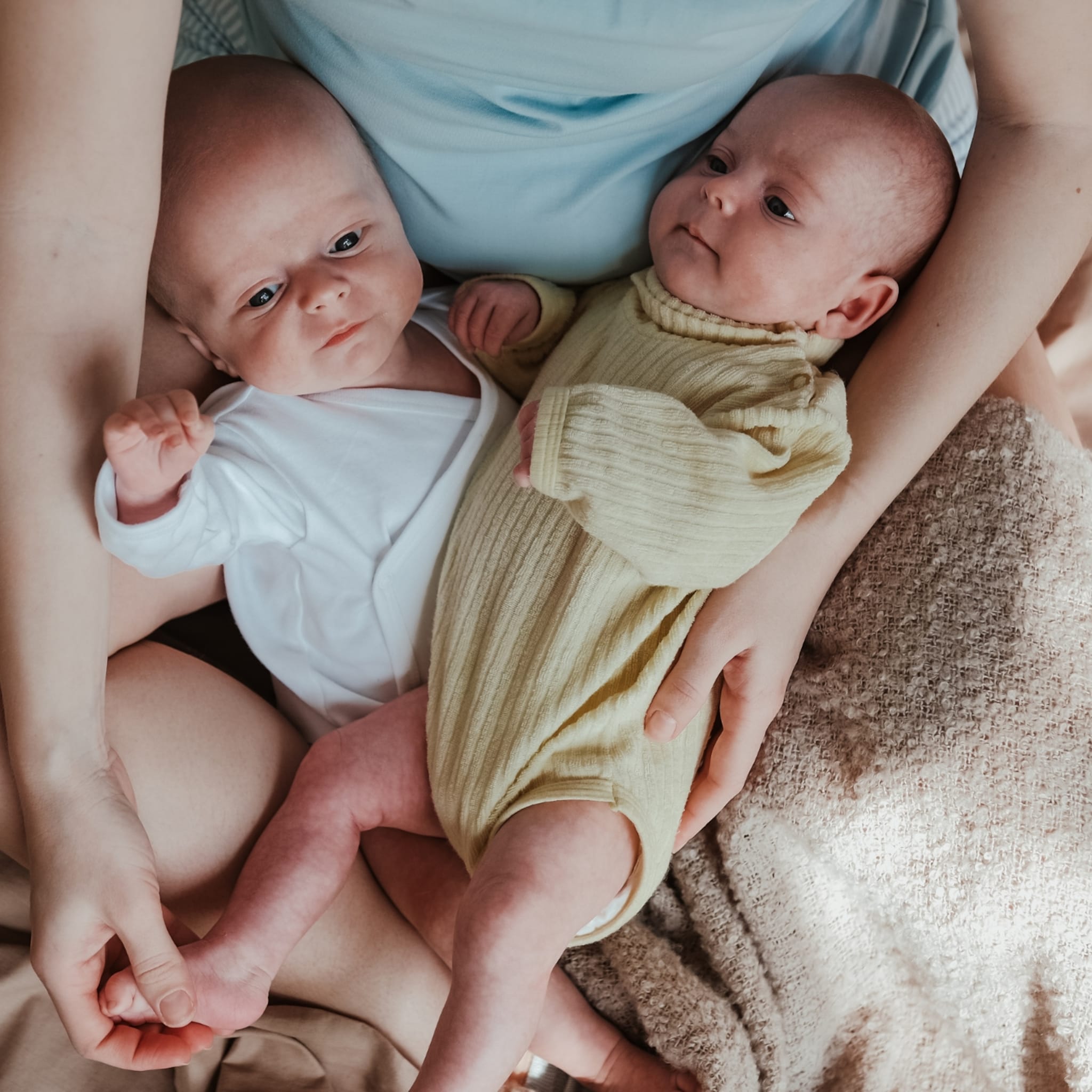 45 coole babynamen voor tweelingen die nog rijmen ook