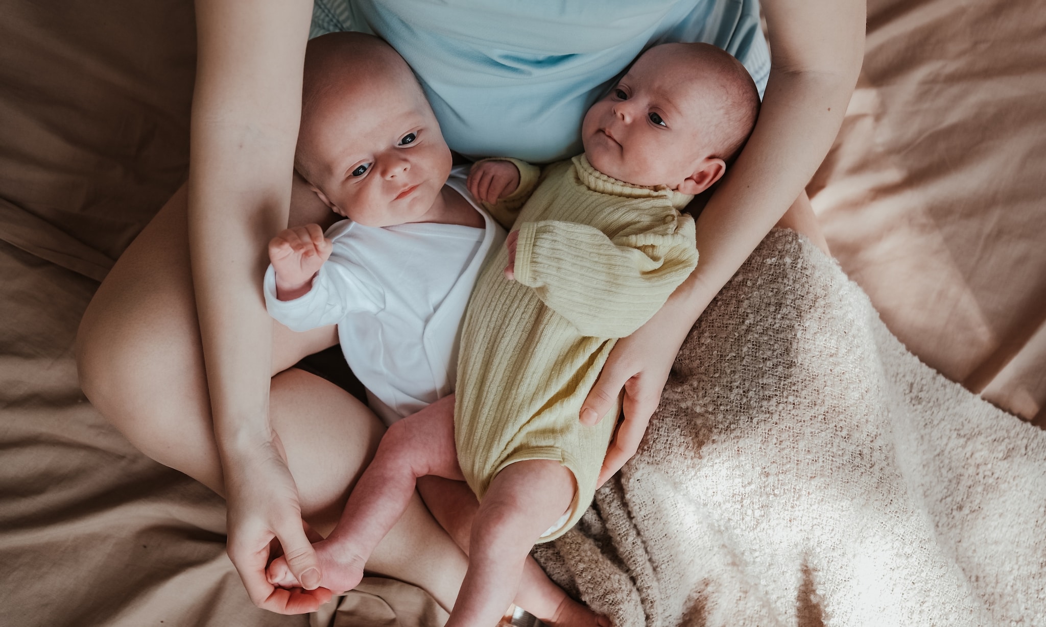 45 coole babynamen voor tweelingen die nog rijmen ook