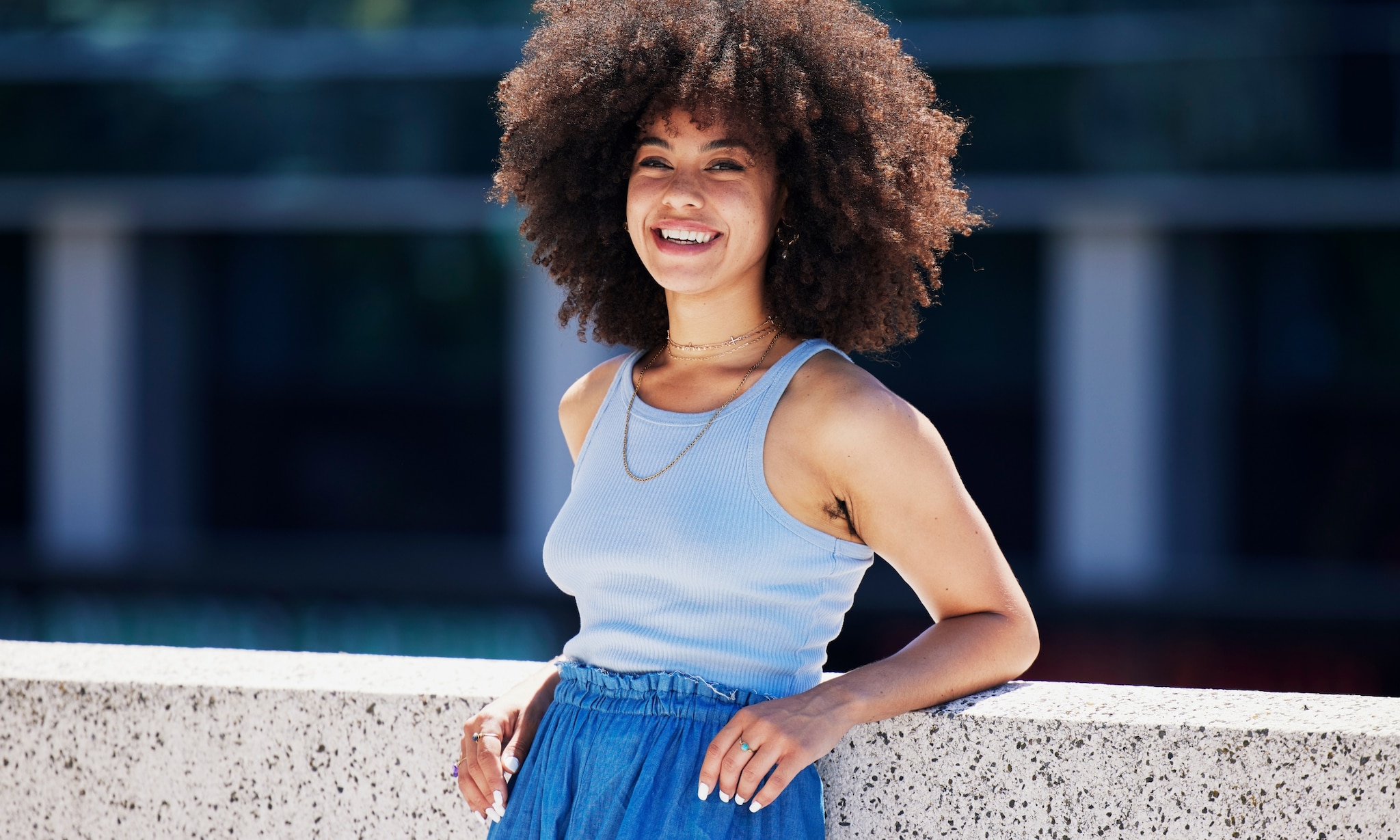 Vrouw lacht naar de camera, dit is niet de vrouw uit het interview. Adobe Stock