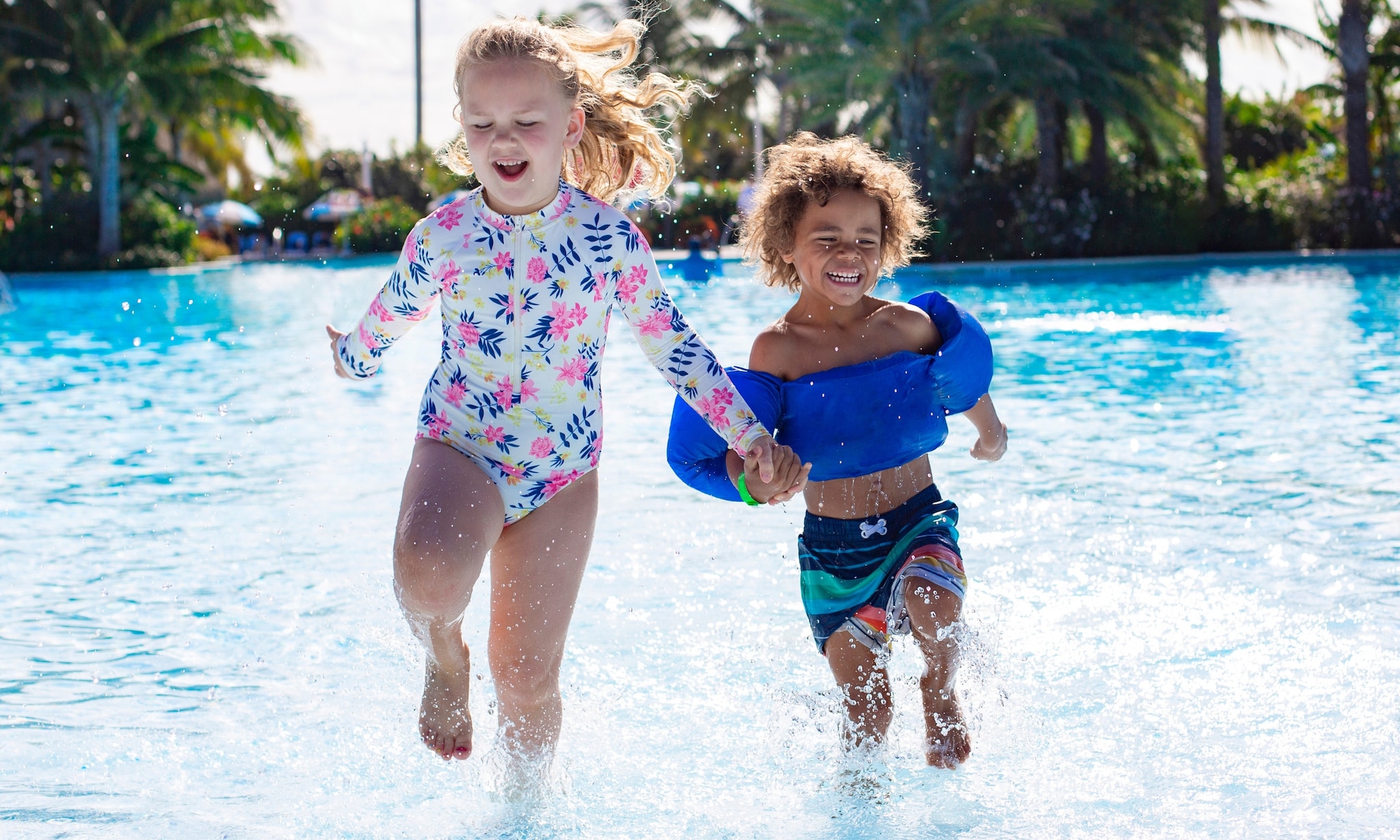 kinderen spelen en rennen rond zwembad