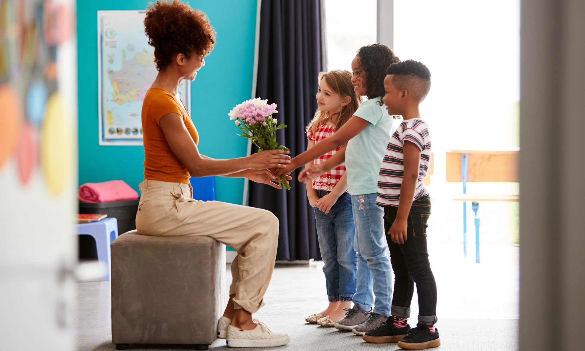 Kinderen bedanken juf met cadeau