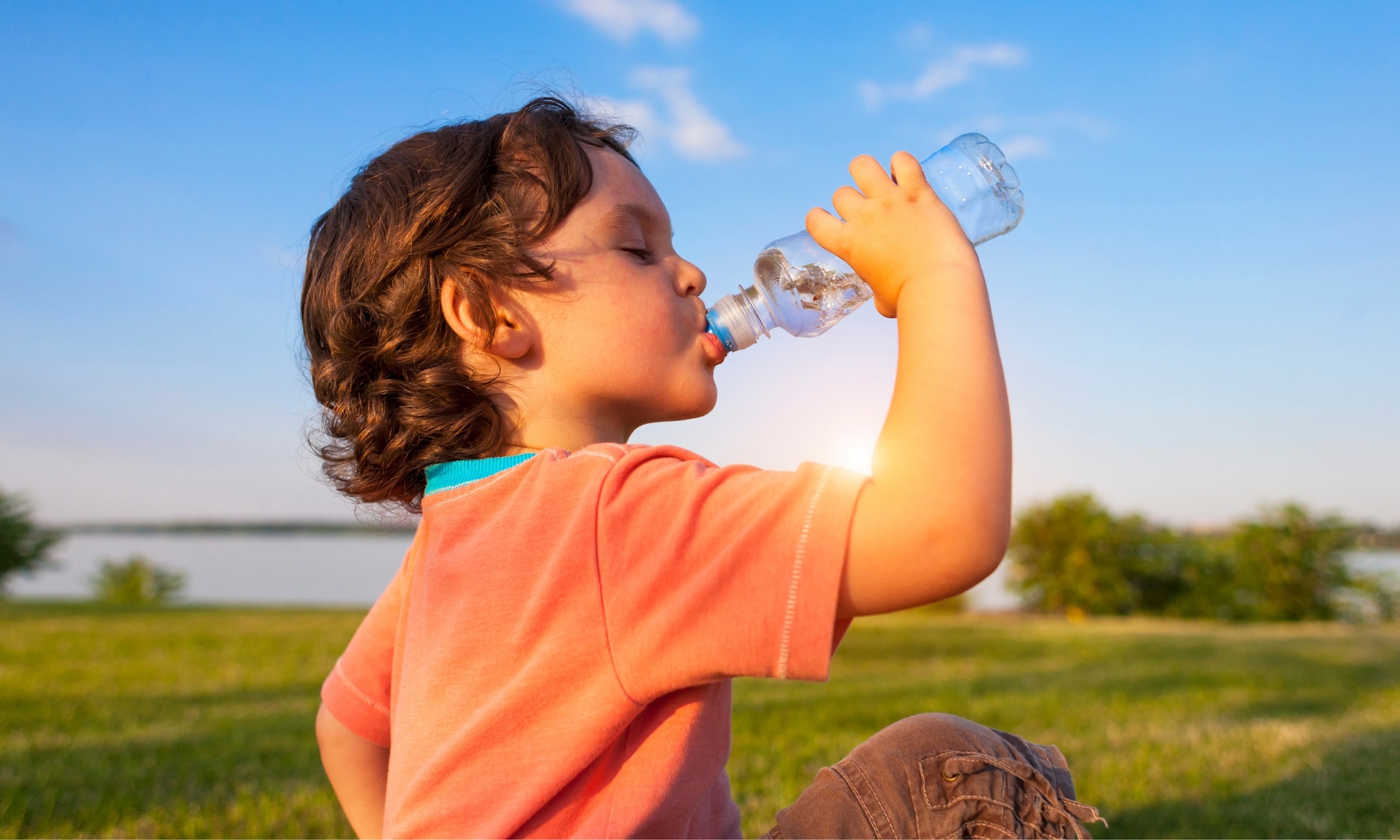Het is extra belangrijk dat kinderen op warme dagen genoeg water drinken.