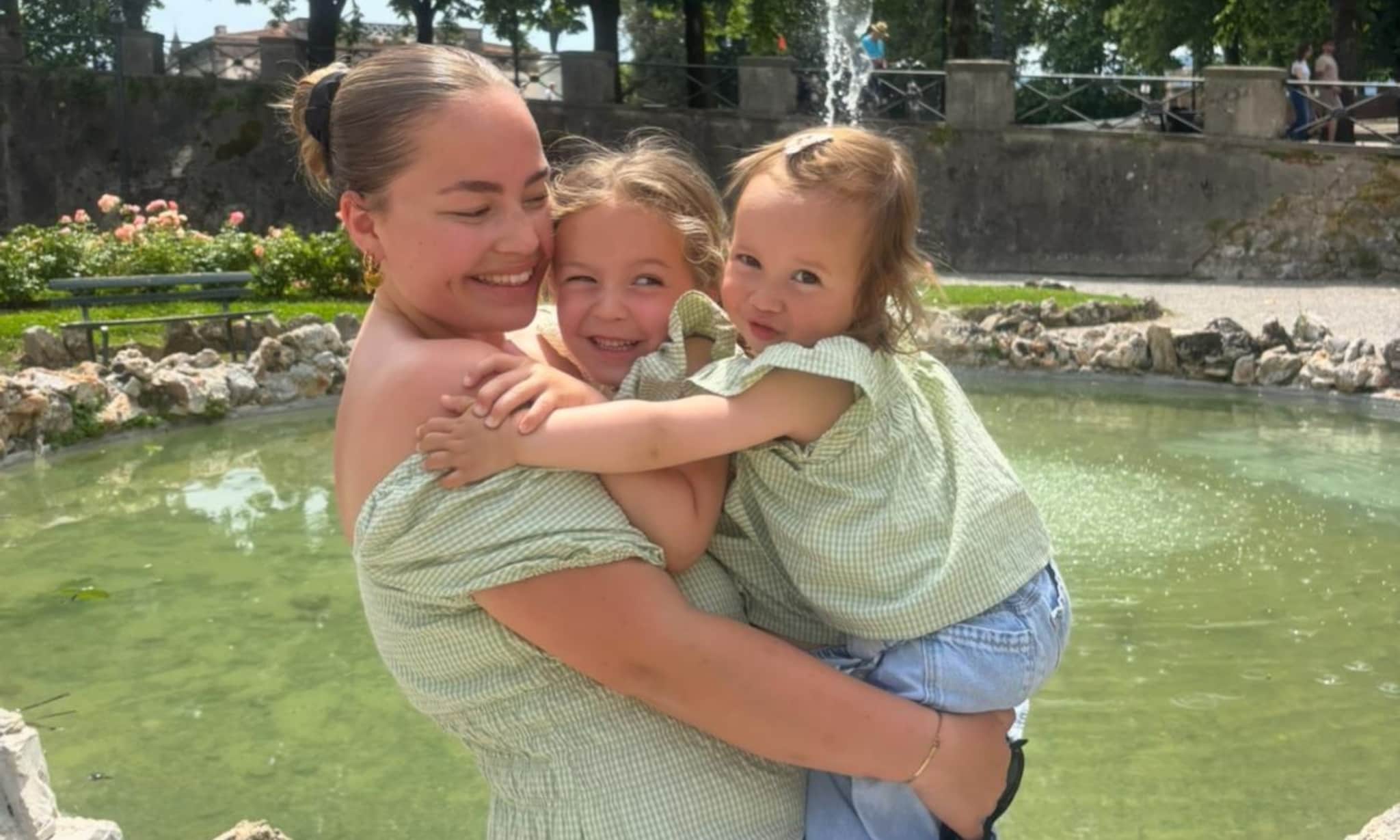 Noa Hofstede en haar twee dochters.