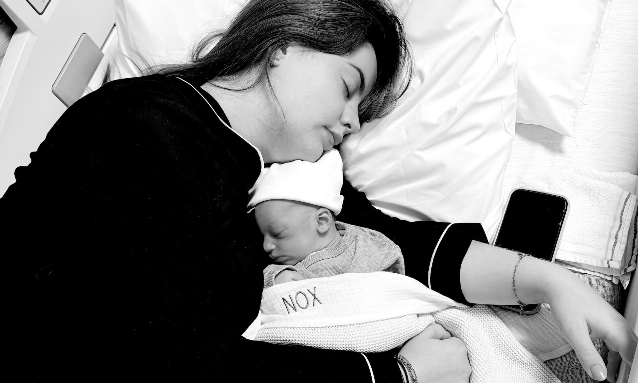 Misha beviel met 39+2 van zoon Nox.