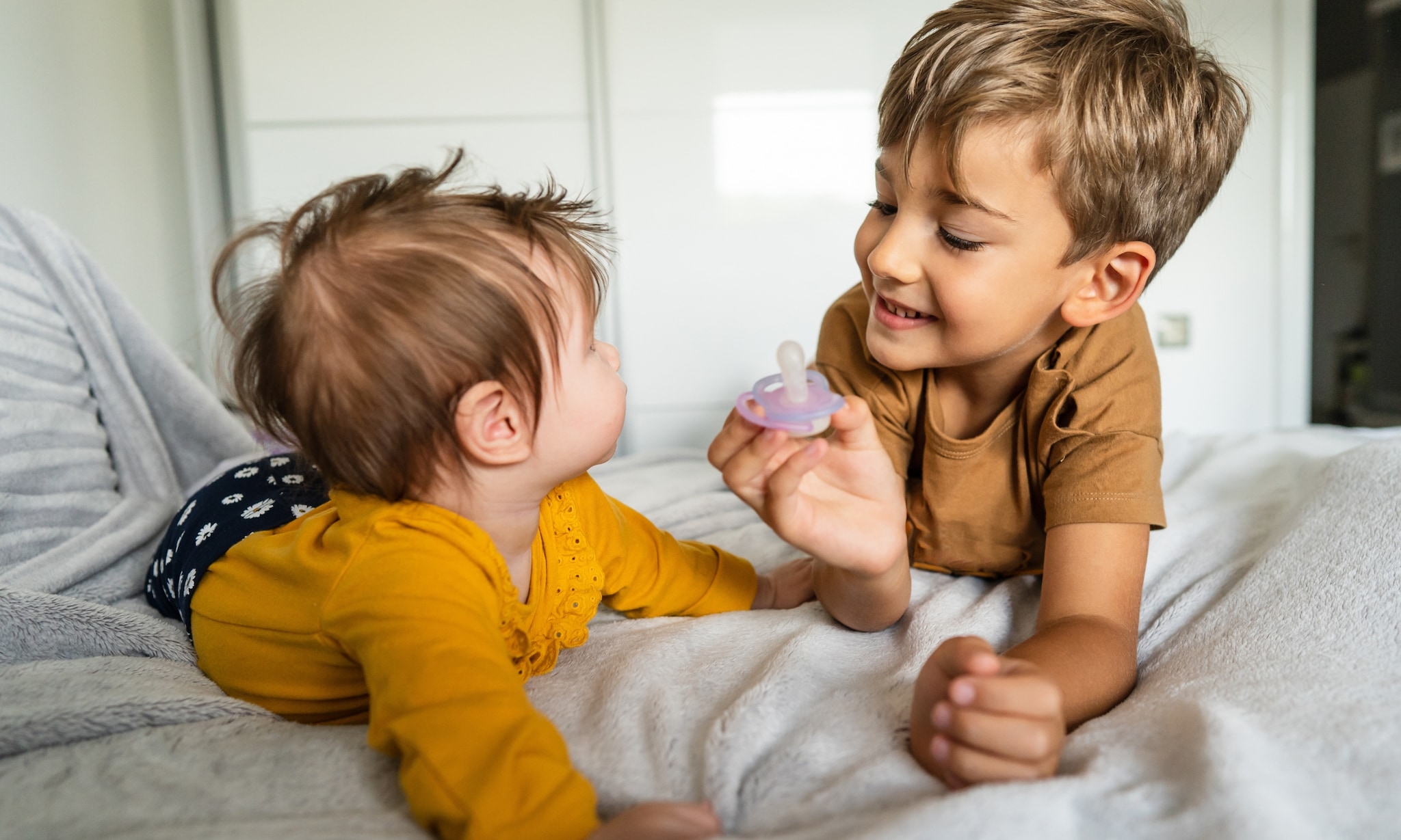 Afdankertjes, B-merken en relaxte(re) ouders: dit is het lot van het tweede kind
