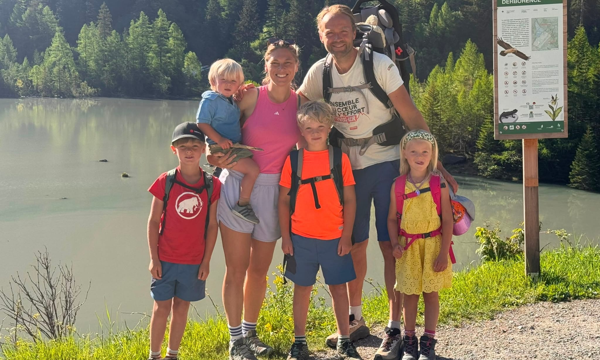 Julie en Michiel samen met hun vier kinderen.