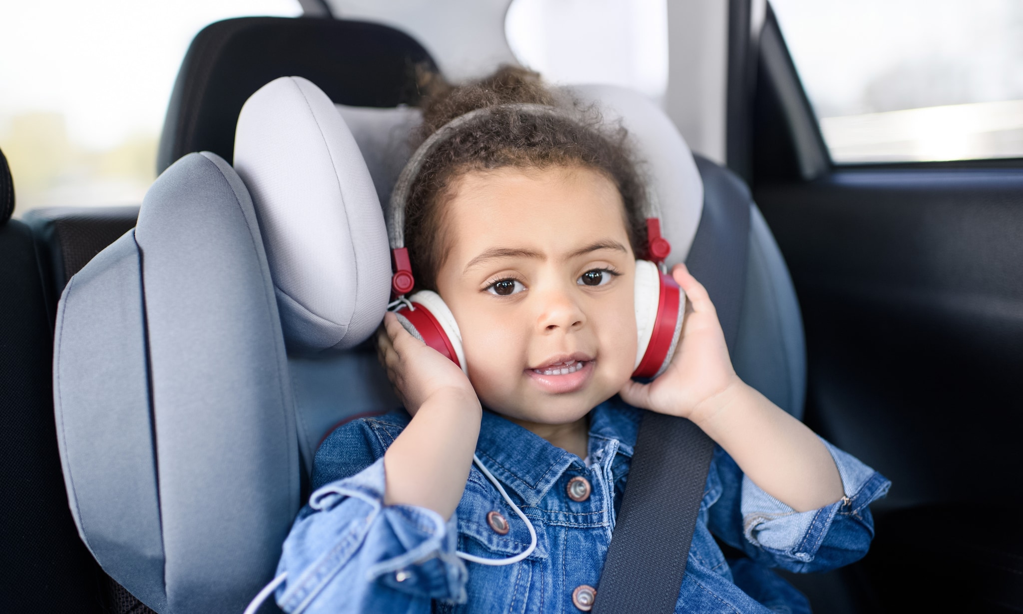 Koptelefoon op en lekker luisteren: deze podcasts zijn speciaal voor kinderen