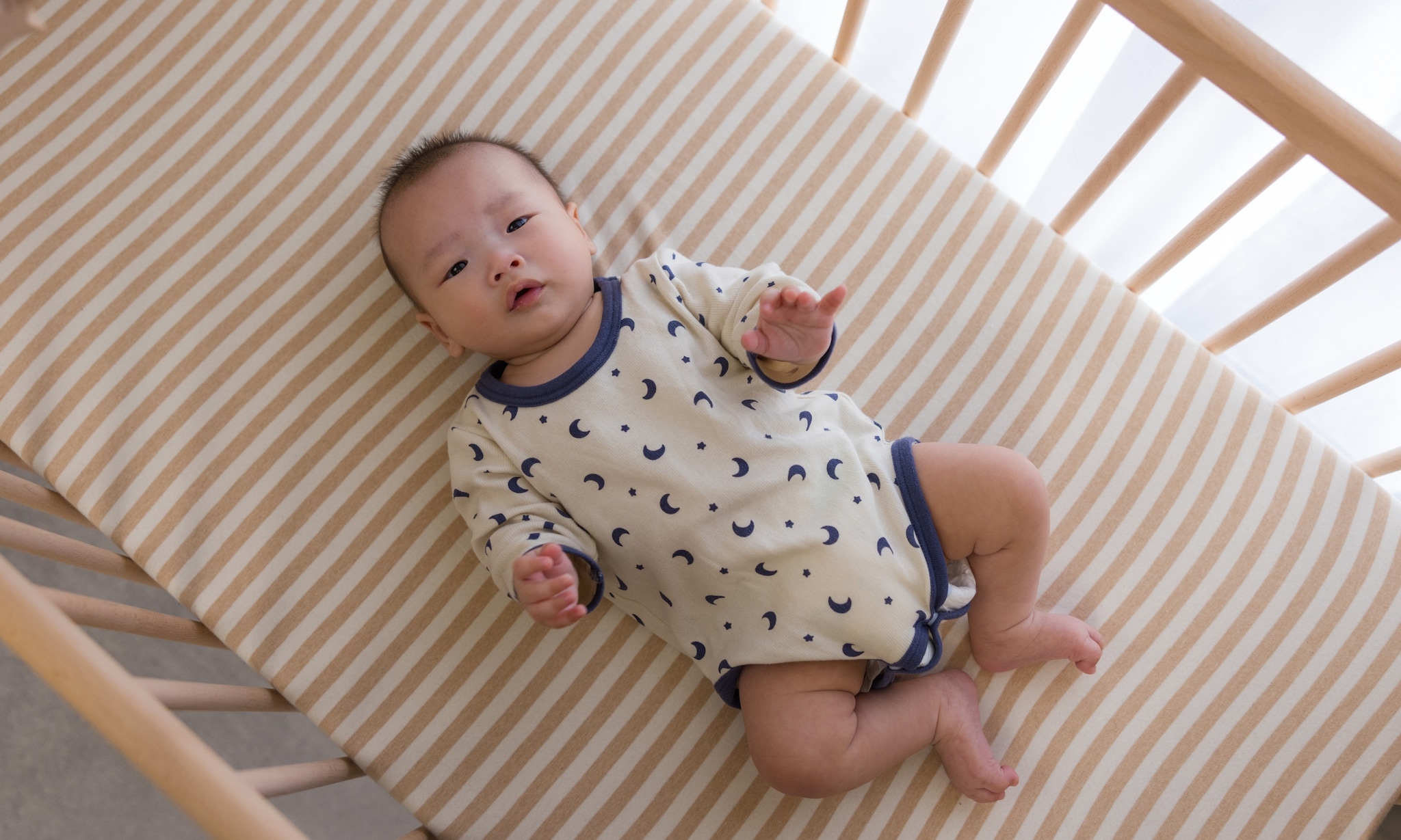 Met deze tips houd je de baby- en kinderkamer zo koel mogelijk en help je je kind veilig slapen tijdens warme nachten.