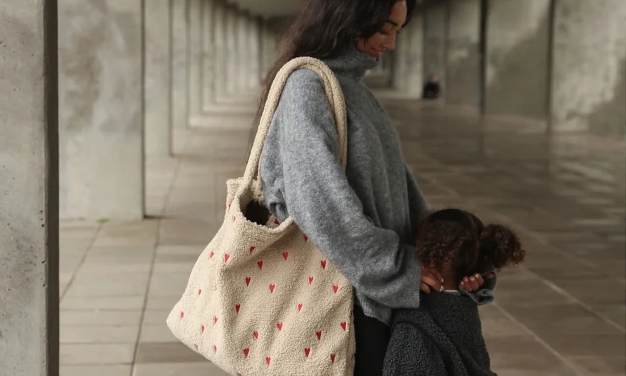 Moeder draagt mom bag van Studio Noos