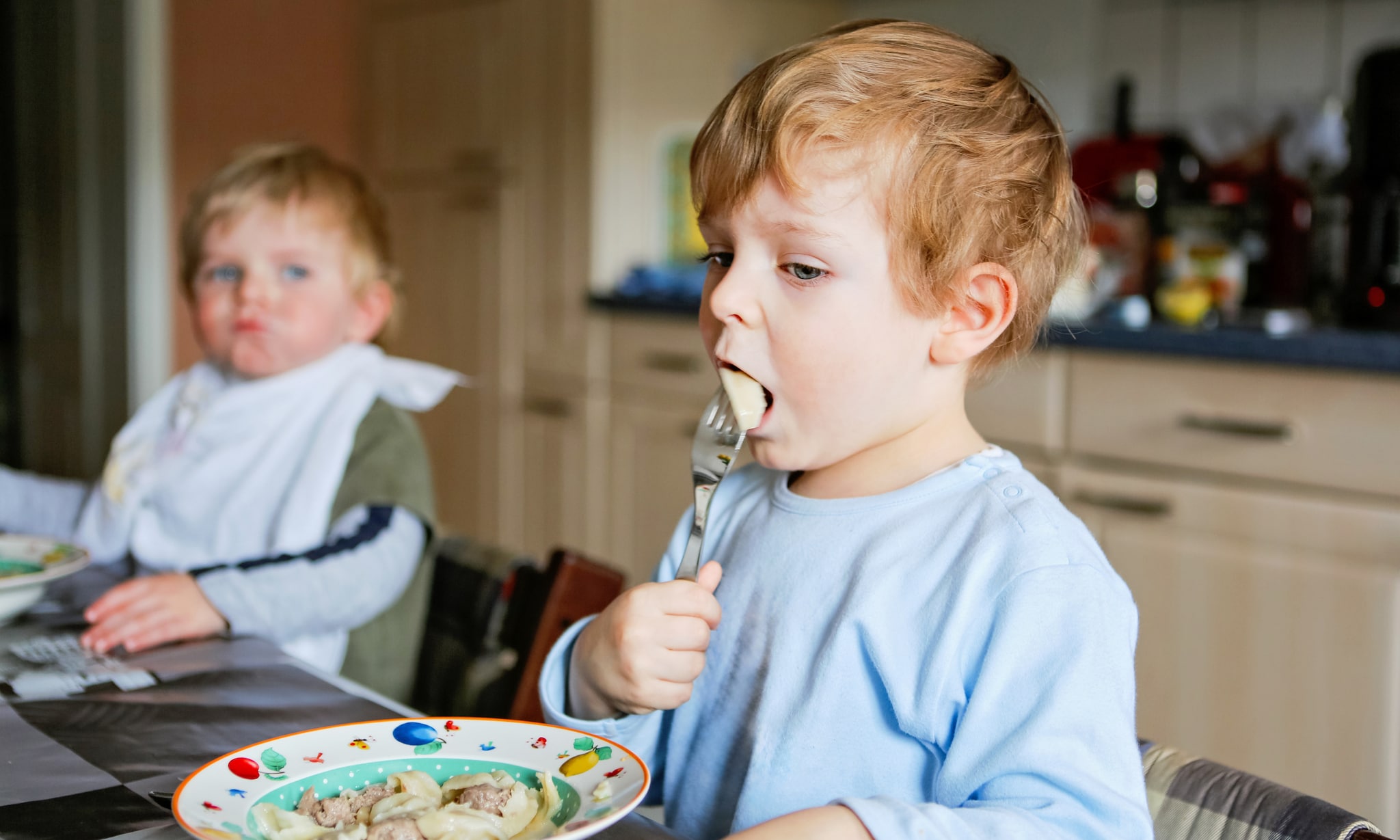 Dit is waarom kinderen op het kinderdagverblijf vaak wél goed eten